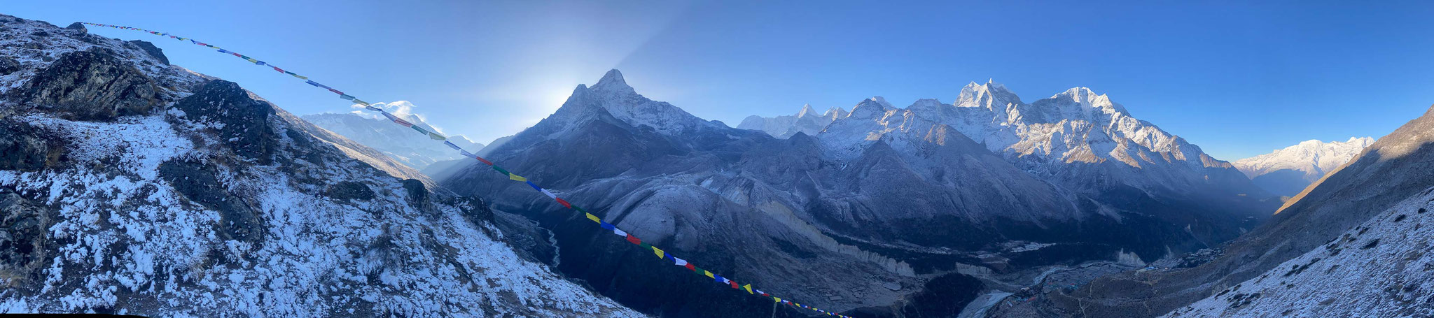 Blick übers Khumbu vom Taboche Basecamp. Die Aussicht lohnt den eher anstrengenden Aufstieg.