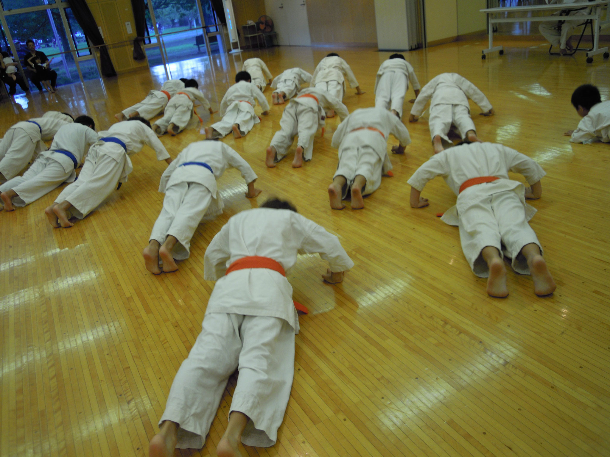 ⑥補強運動。腕立て伏せやスクワット等で体を強くします。