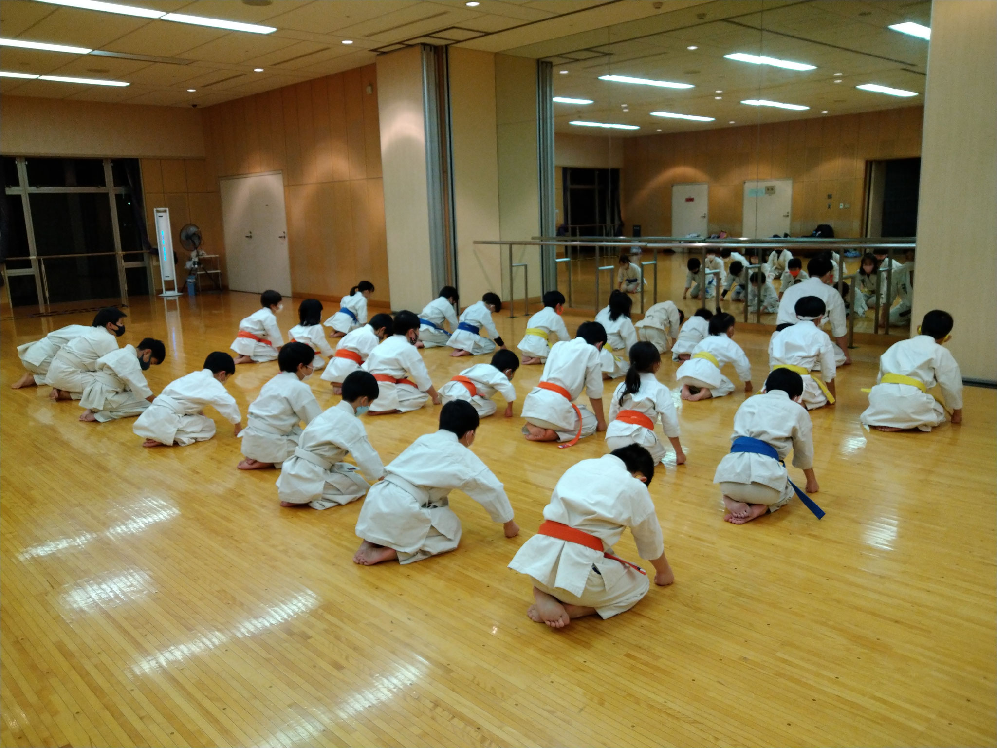①少年部の稽古の流れをご紹介します。始まりは礼から。