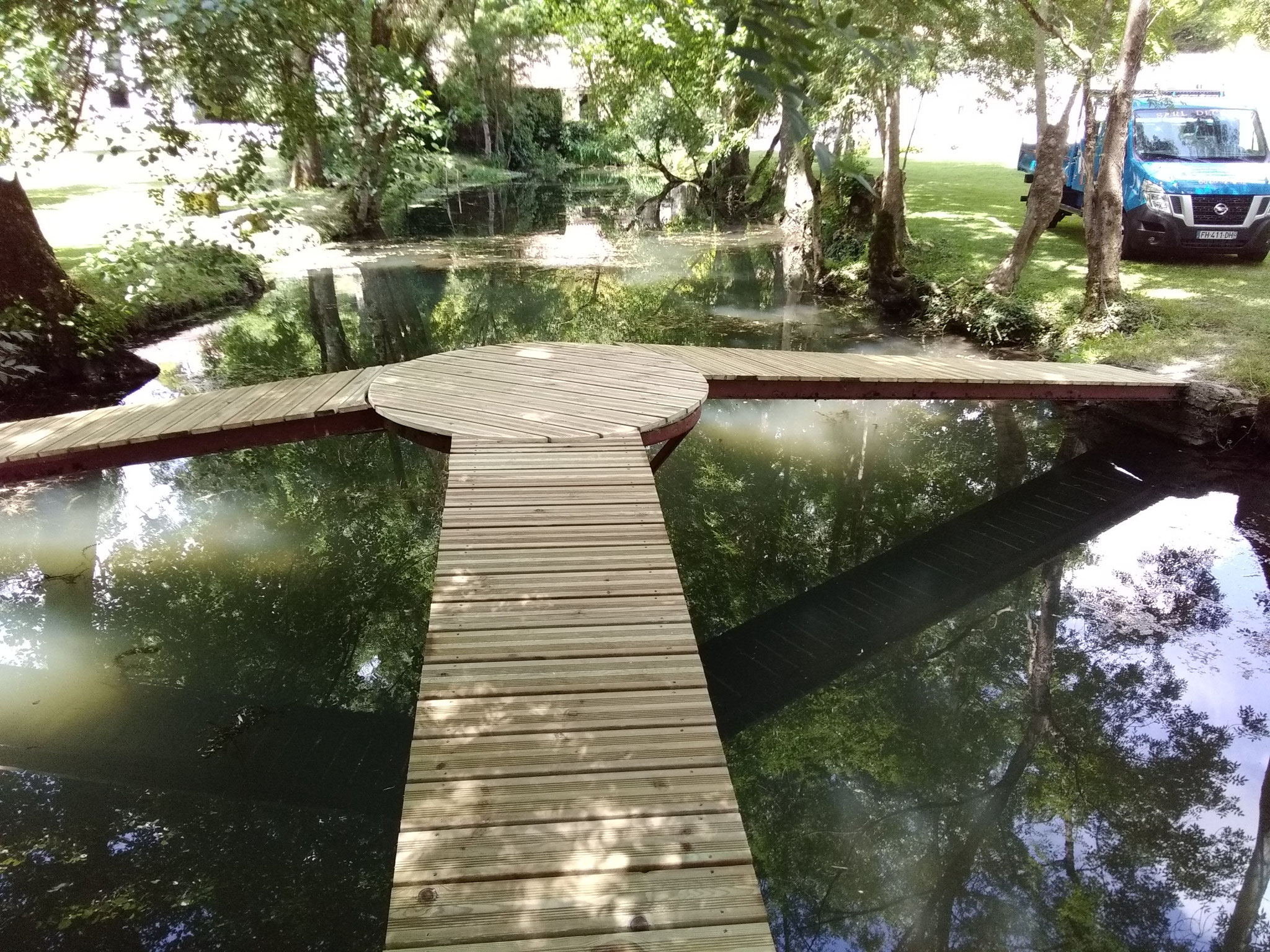 Passerelle en bois reliant les rives.