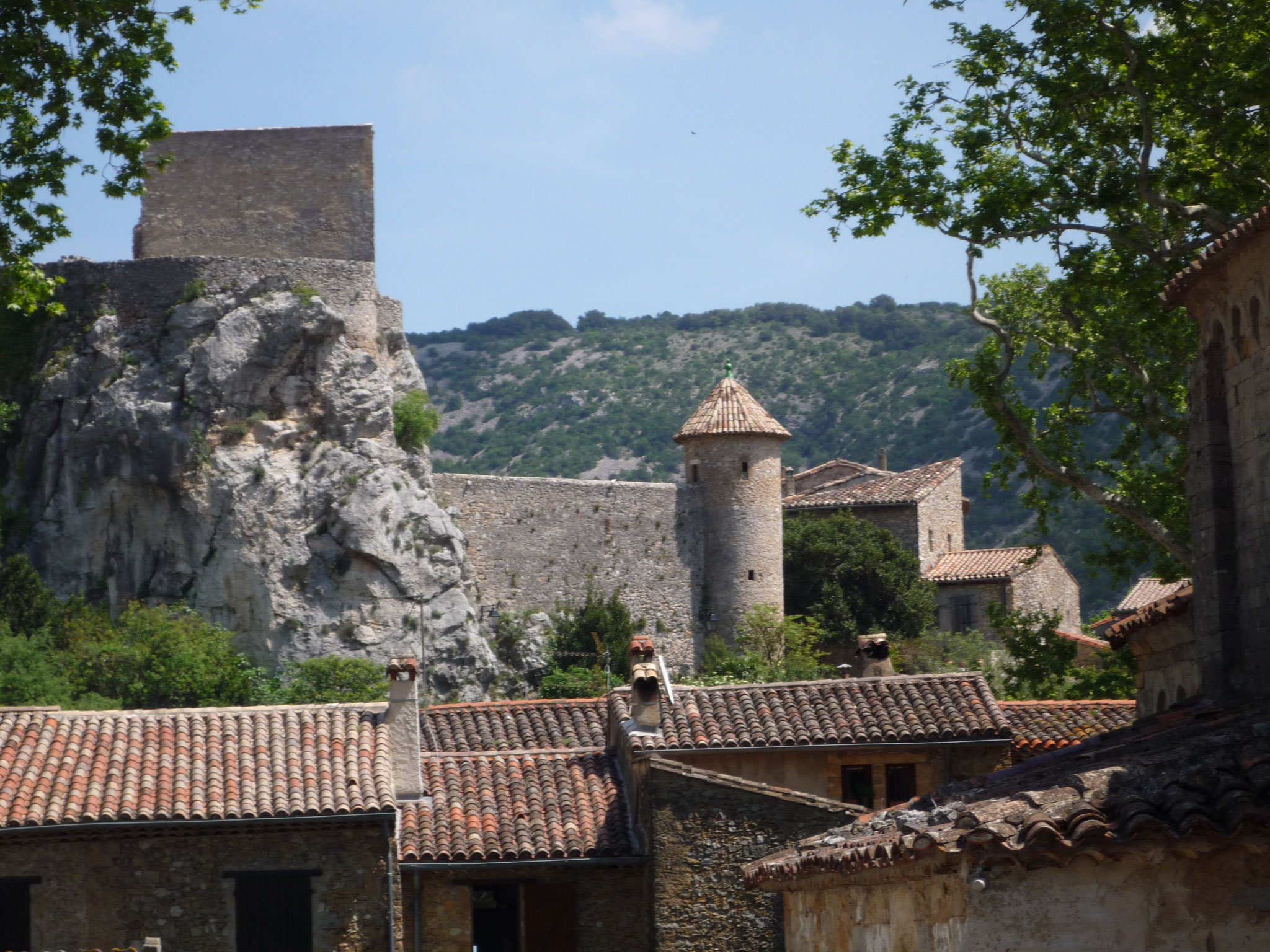 Le Château de Baulx vue depuis le village