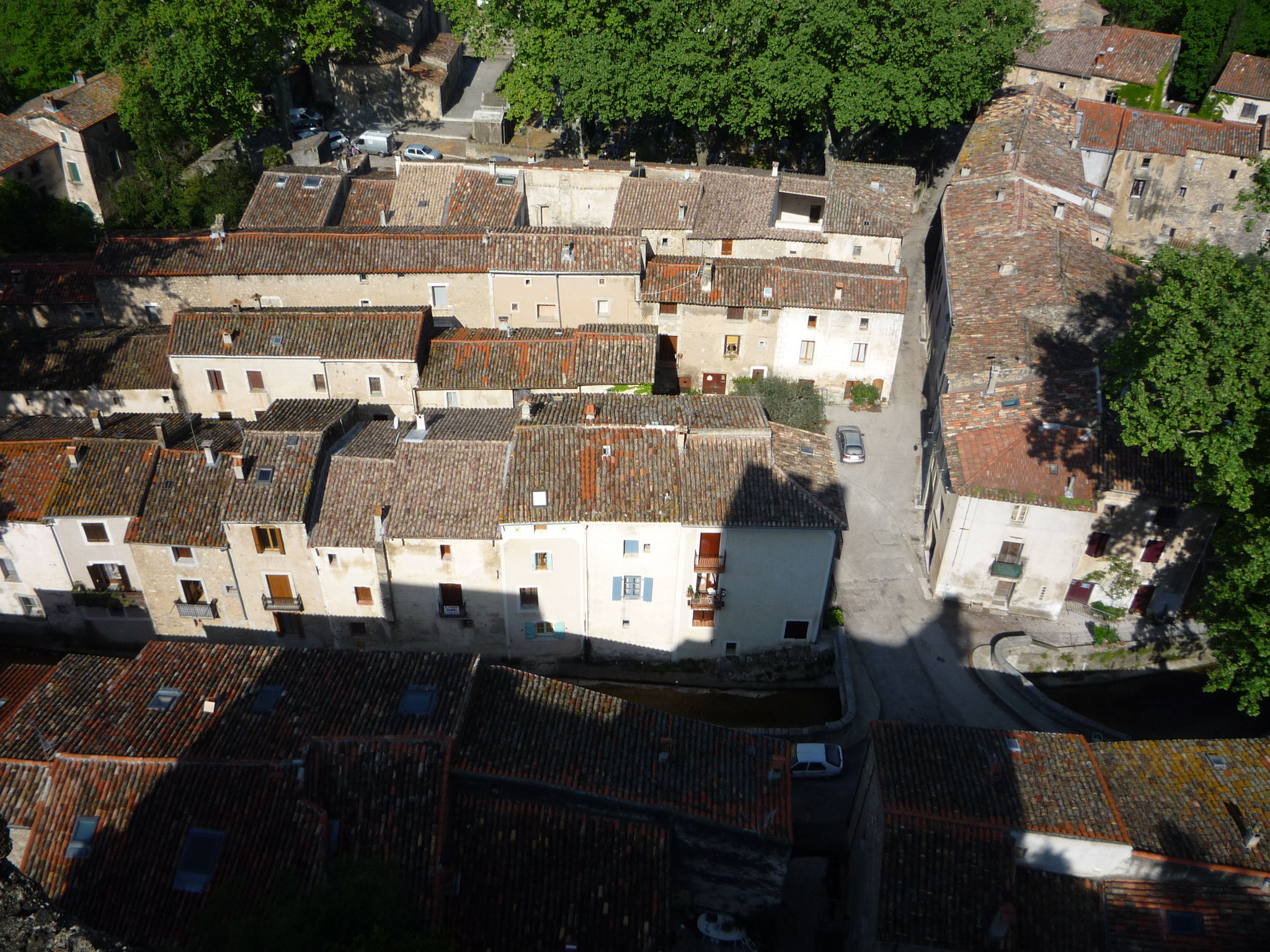 Les toits du village de Saint Jean de Buèges vues depis le château de Baulx