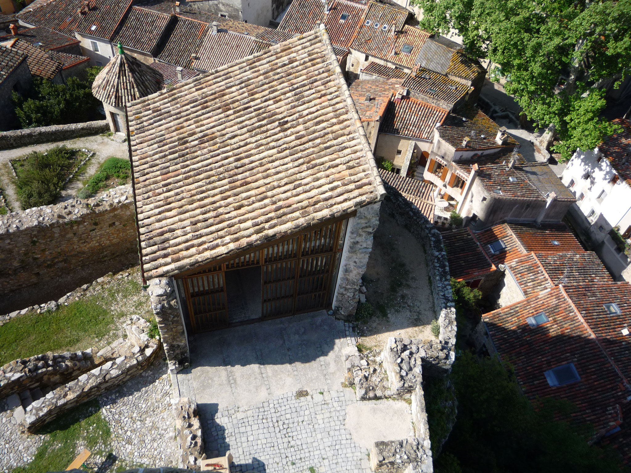 Les toits du village de Saint Jean de Buèges vues depis le château de Baulx