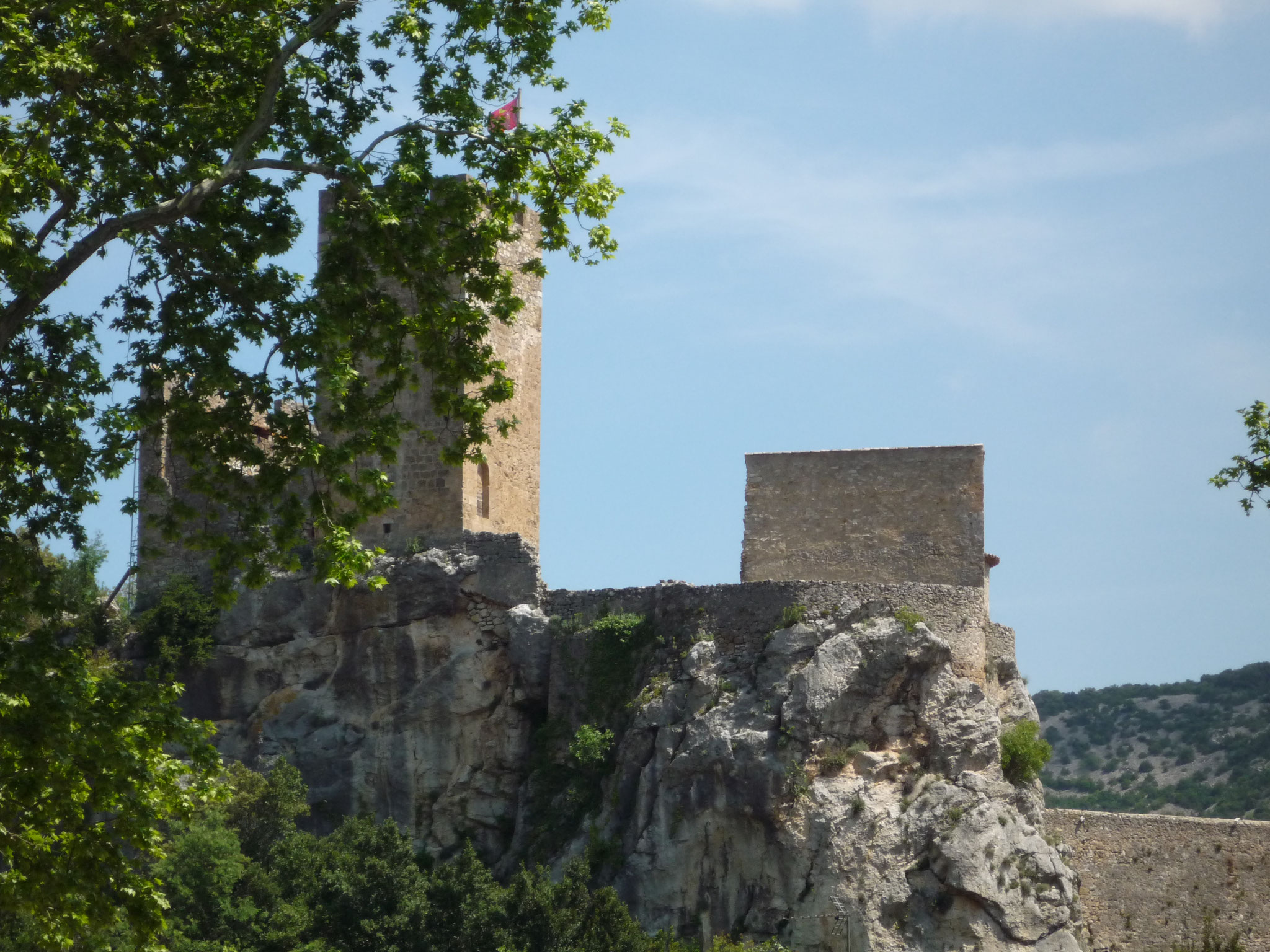 Le Château de Baulx vue depuis le village