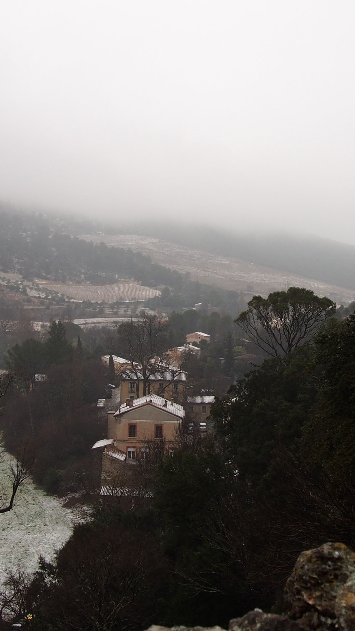 Les toits du village sous la neige