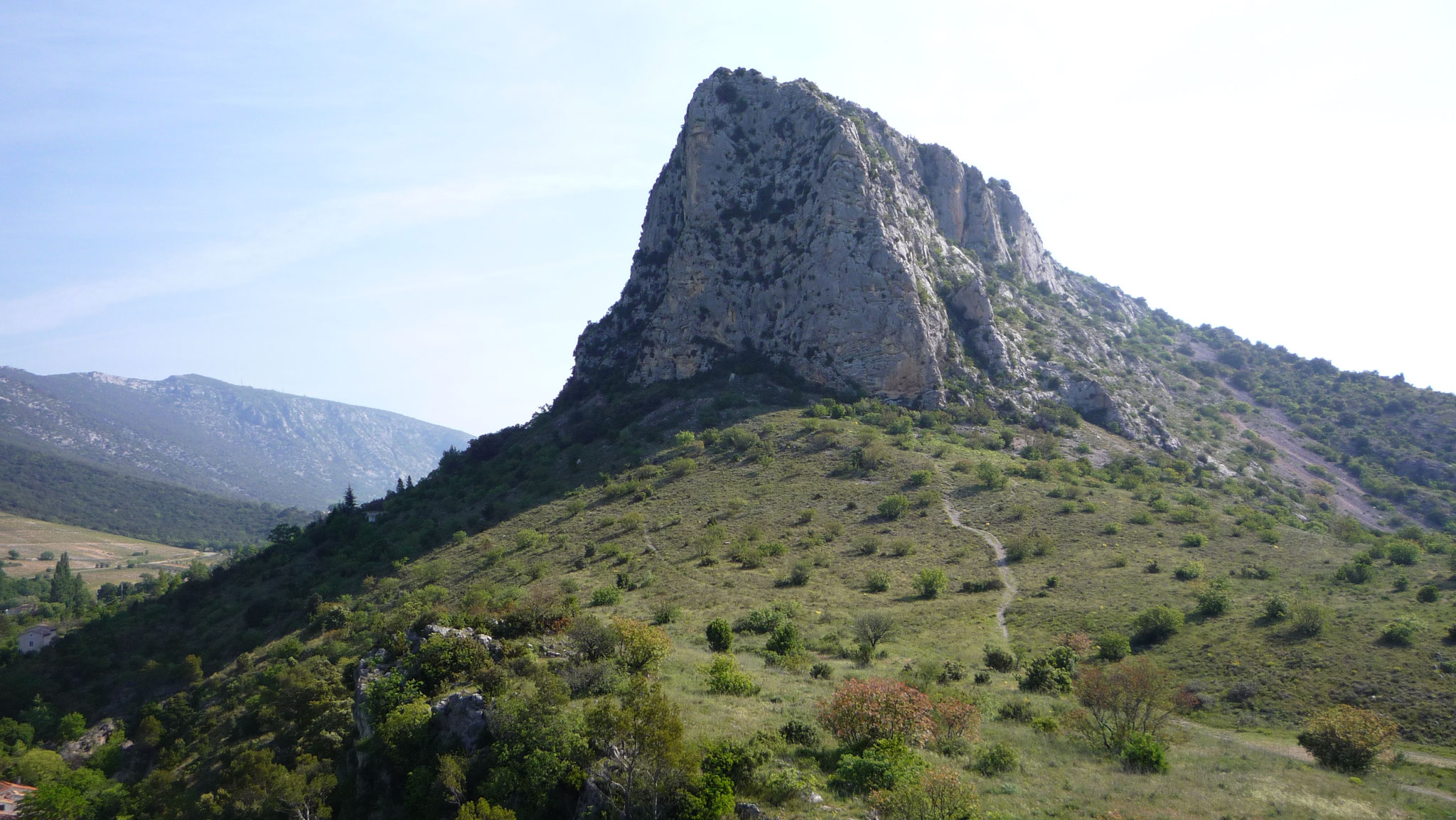 Le Trascatel, colline derrière le château