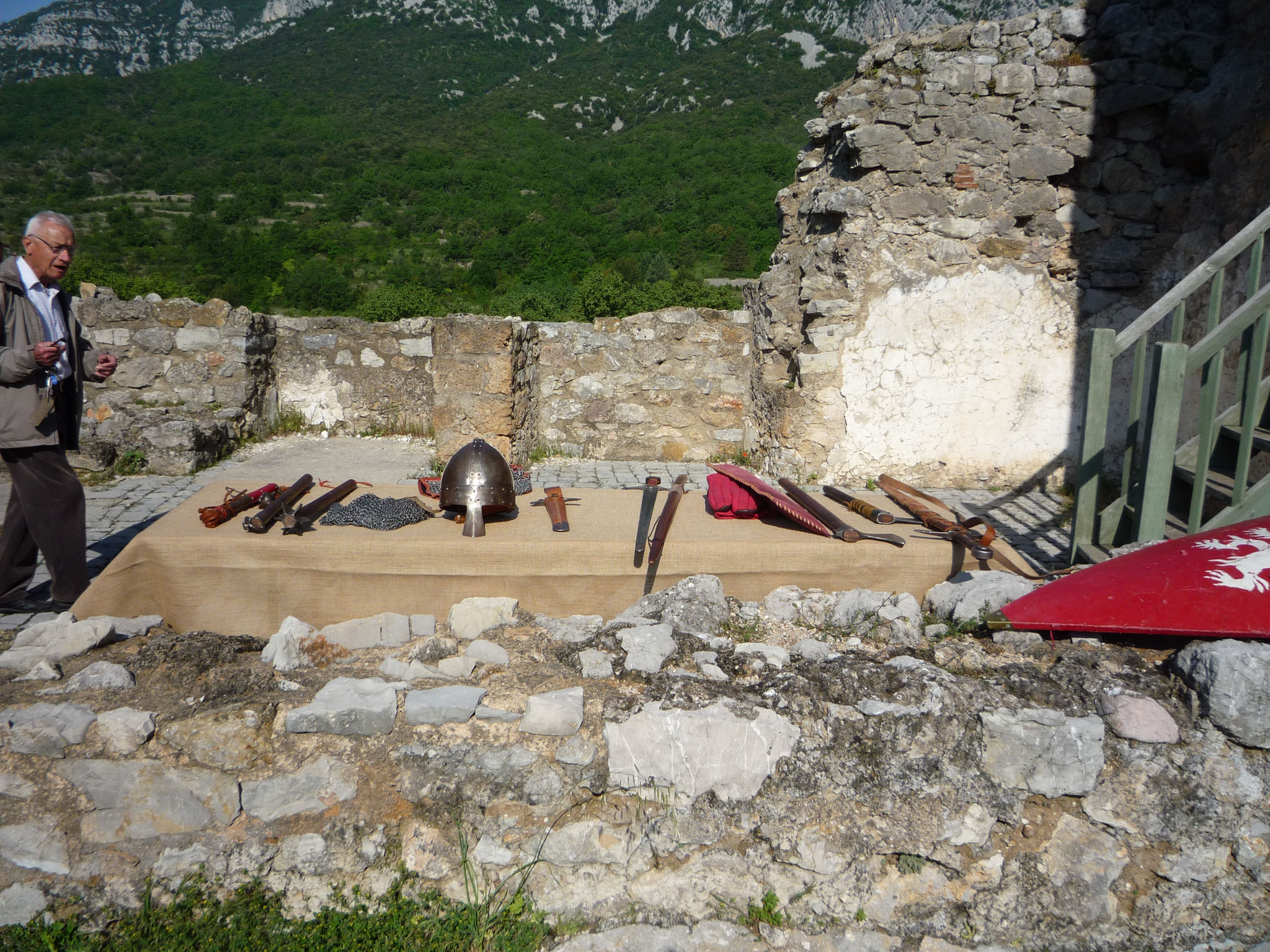 Présentation d'armes médiévales