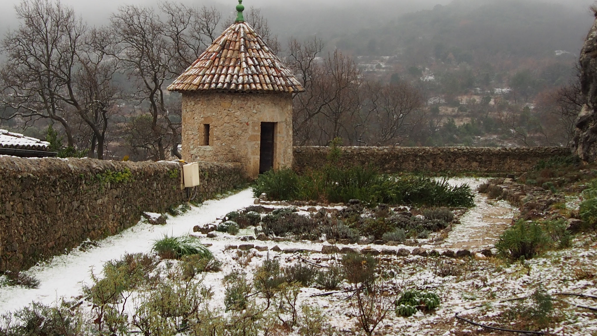 Vue sur le jardin et la tour Sud enneigé