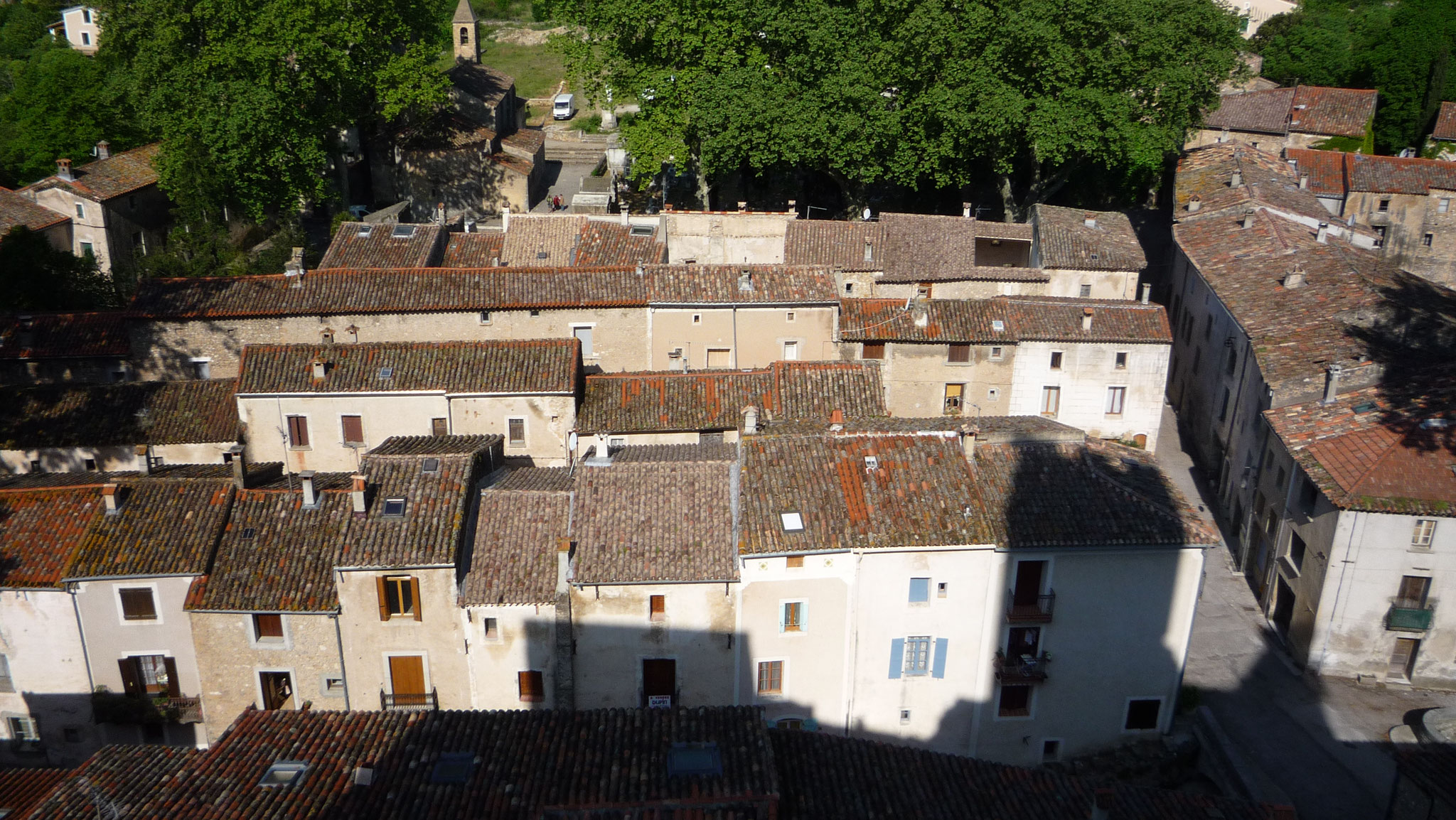 Les toits du village de Saint Jean de Buèges vues depis le château de Baulx