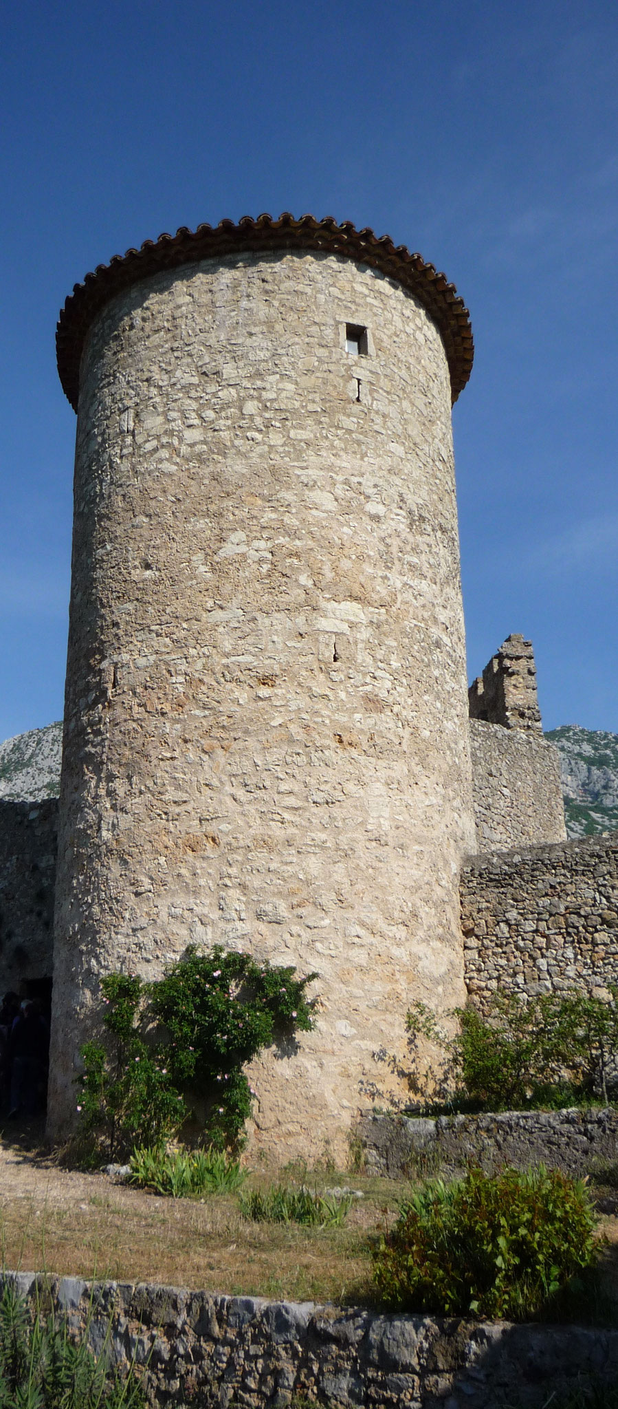 La tour mémoire vue depuis le jardin des senteurs