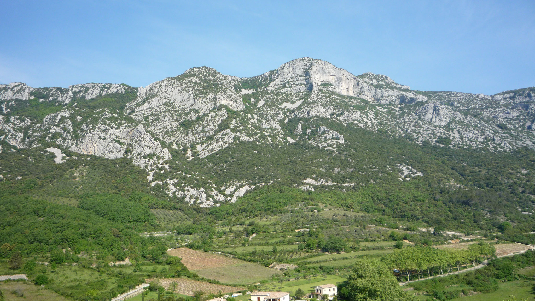 La Seranne, barre rocheuse qui protège la vallée