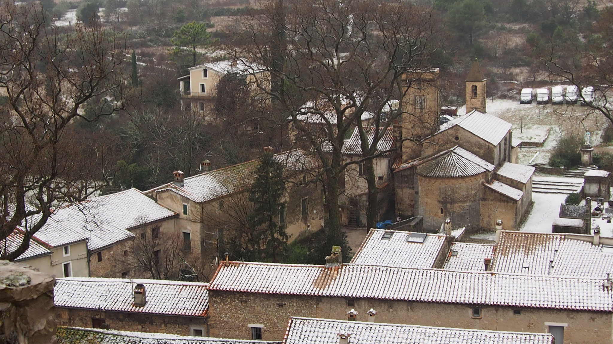 Les toits du village sous la neige