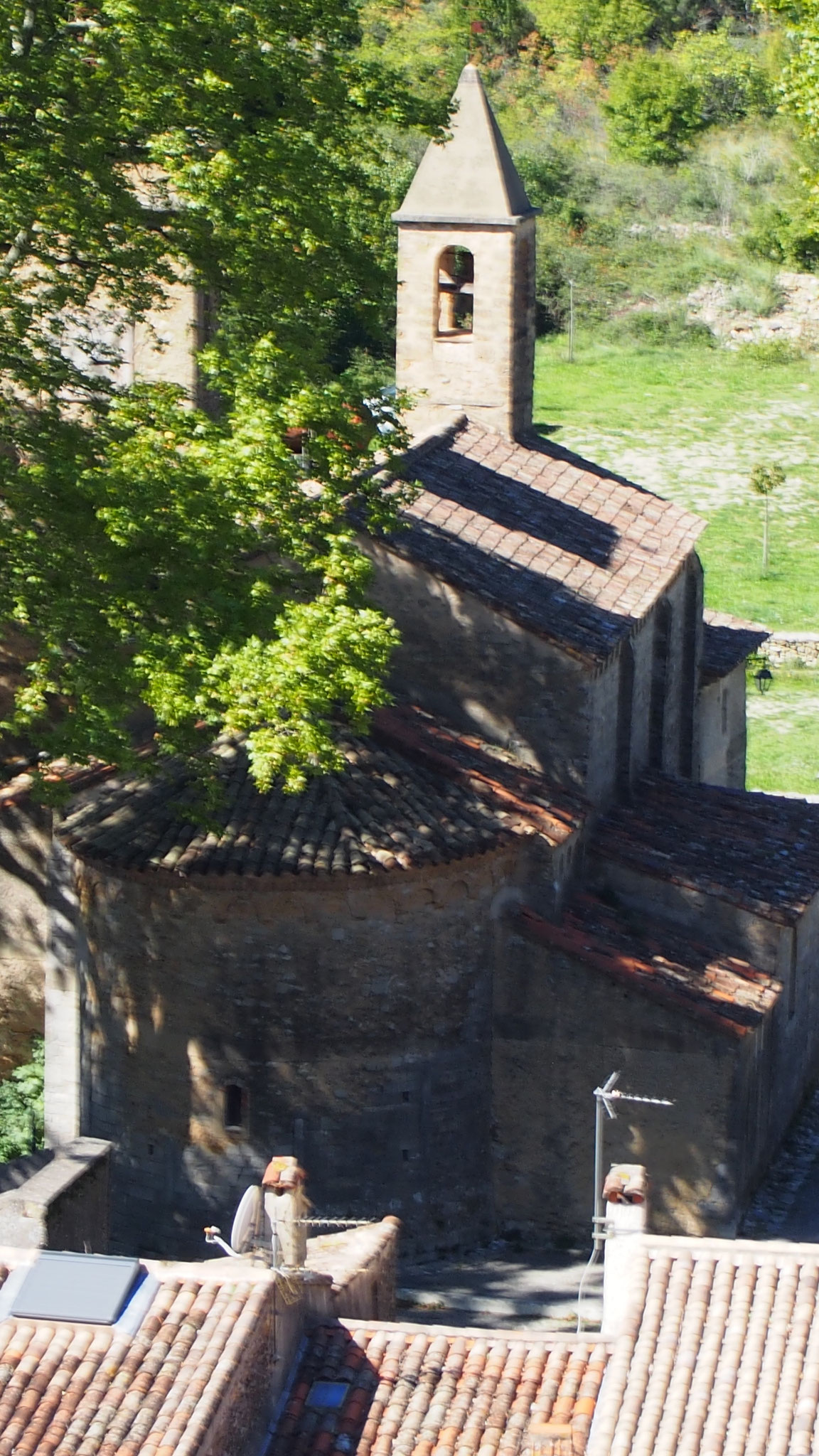 Vue de l'église de Saint jean de Buèges depuis le Château de Baulx