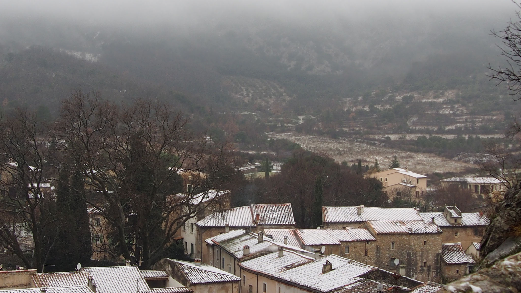 vue sur les toits enneigés du village