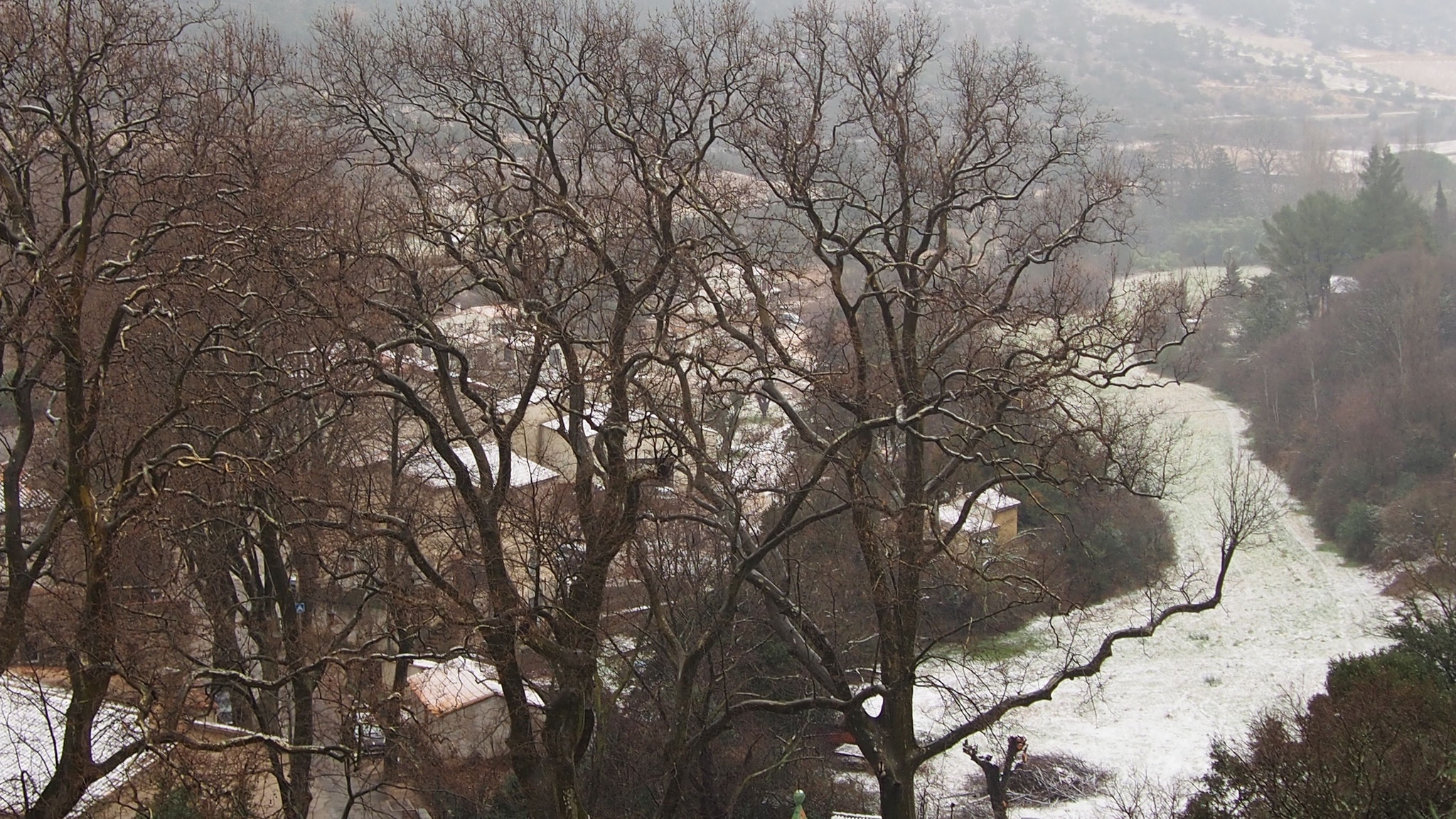 Les toits du village sous la neige