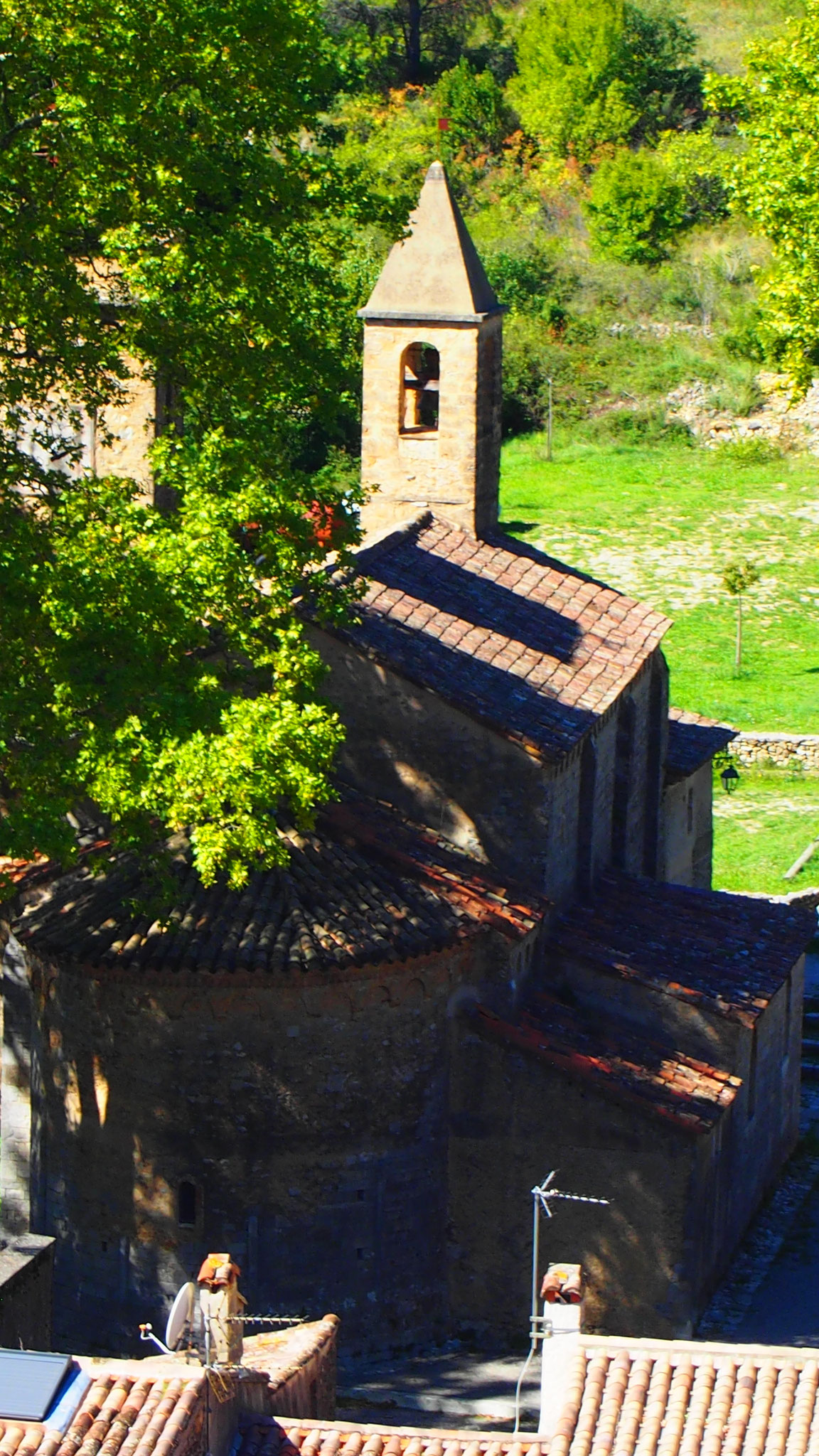 Vue de l'église de Saint jean de Buèges depuis le Château de Baulx