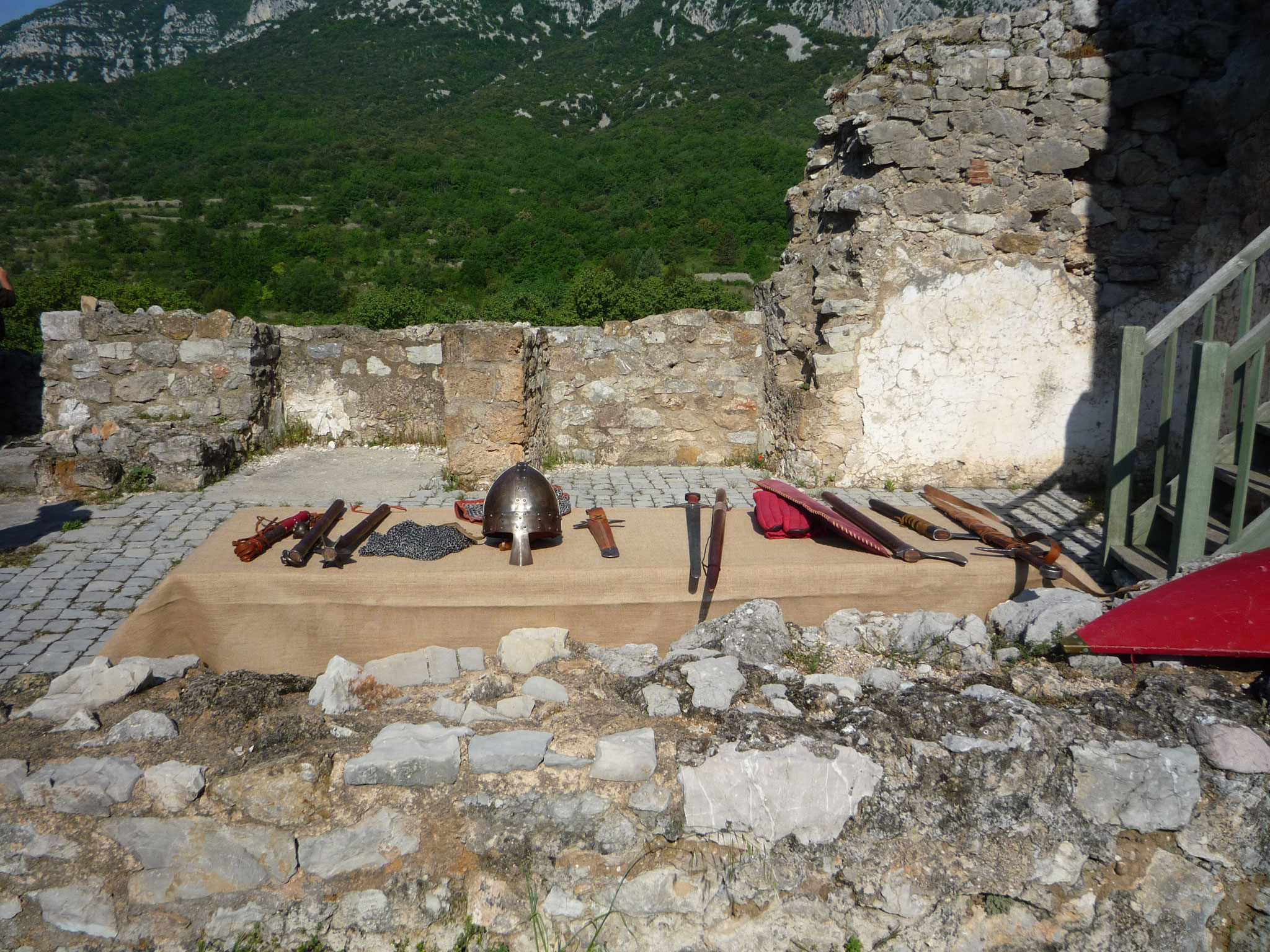 Présentation d'armes médiévales