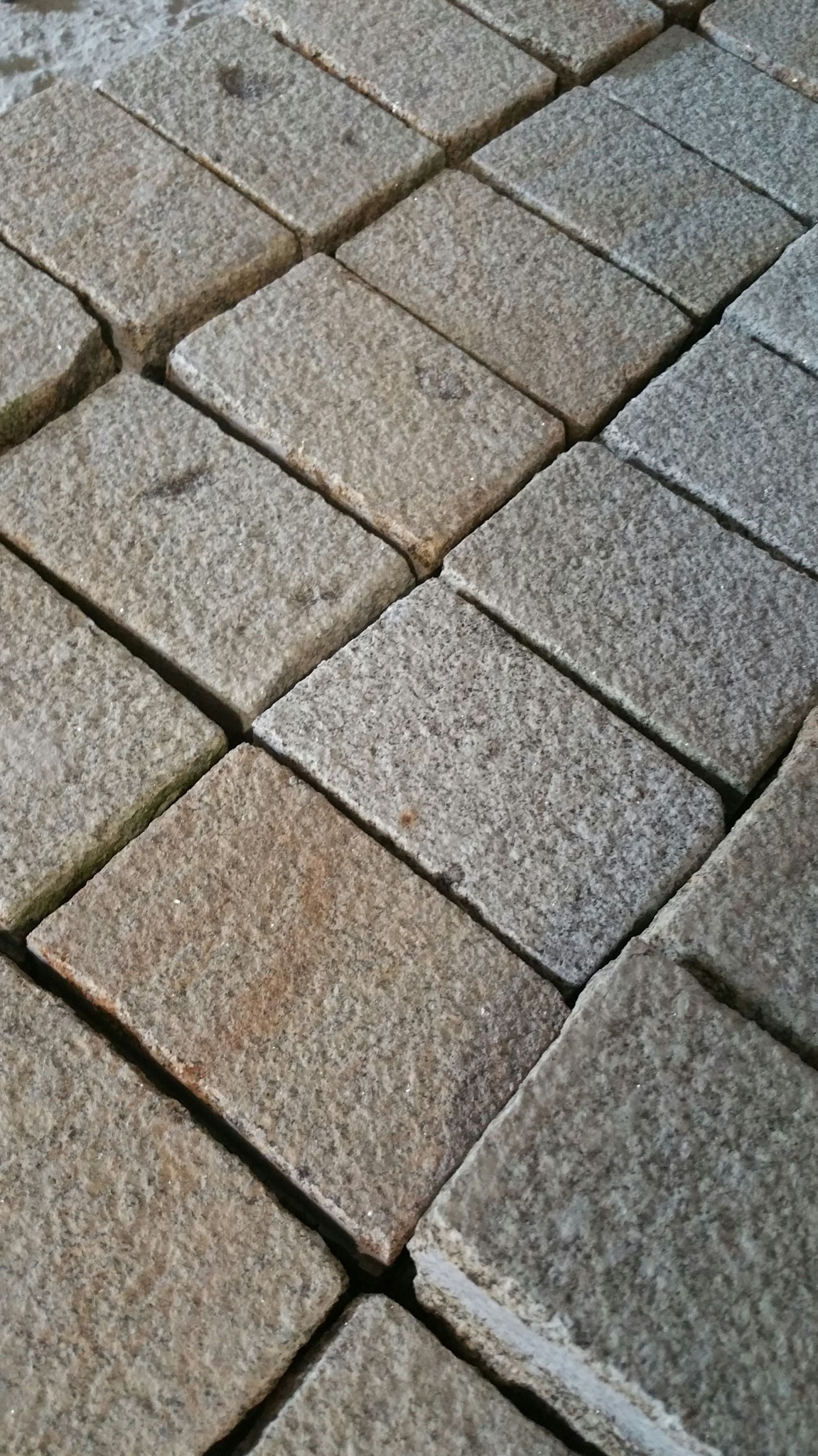 pave granit bouchardé jaune 10*15*5