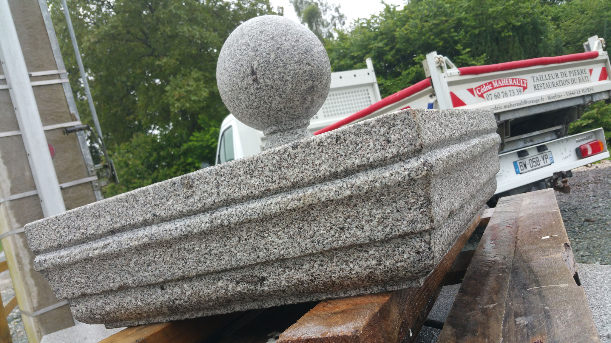 chapeau de pilier avec boule granit gris