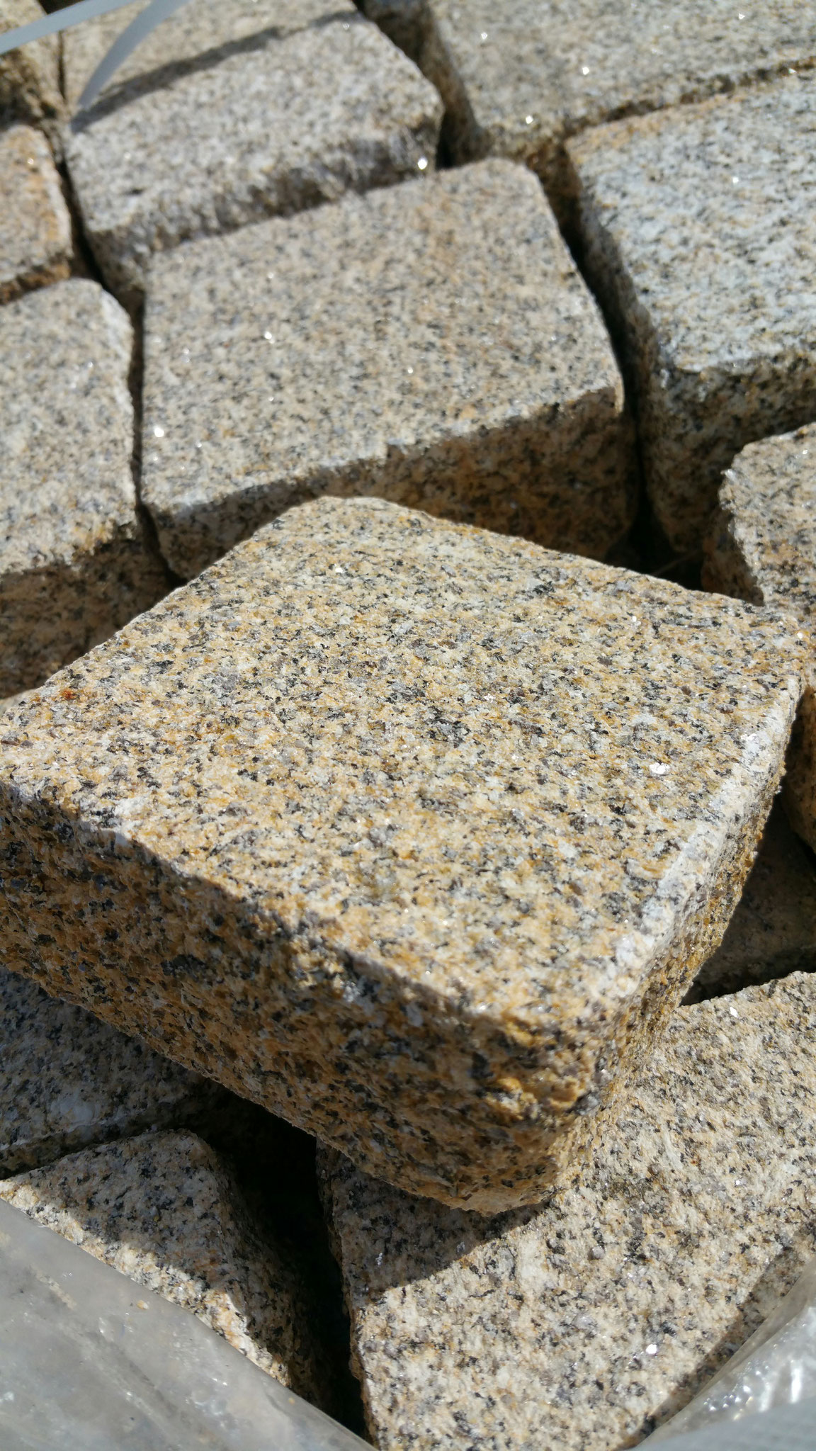 pavé granit jaune 10x10x5 bouchardé