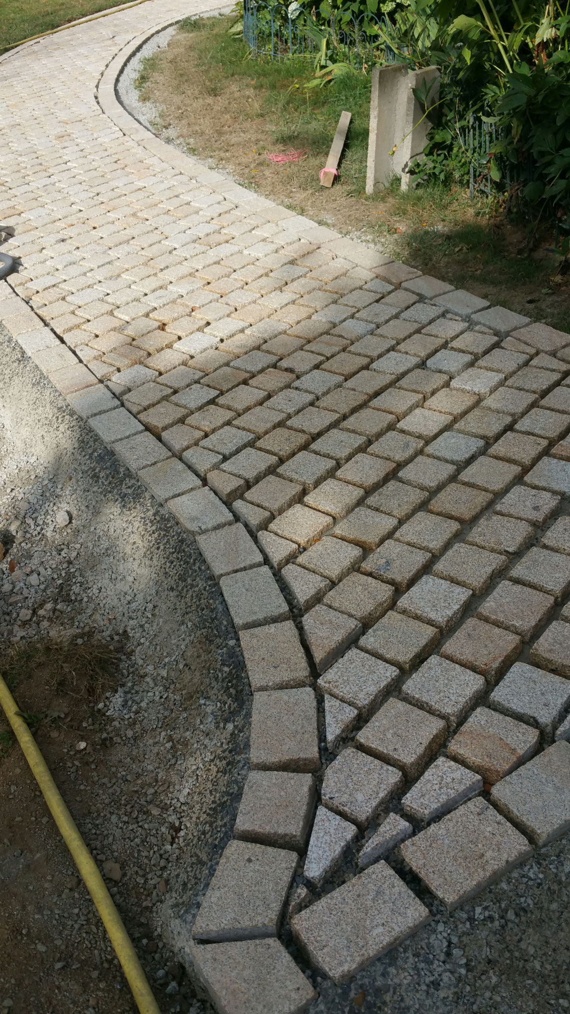 allé jardin  pave granit jaune boucharde  10*10*5 + 15*10*5