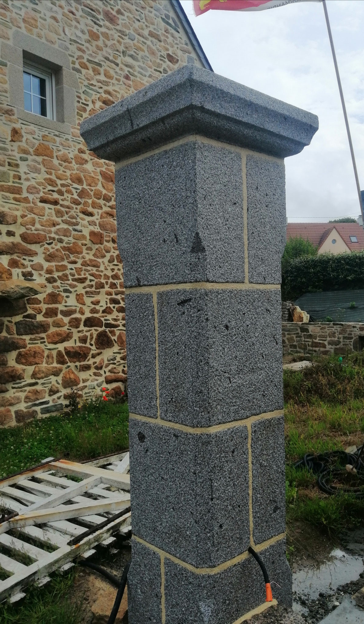 pilier pierre granit gris