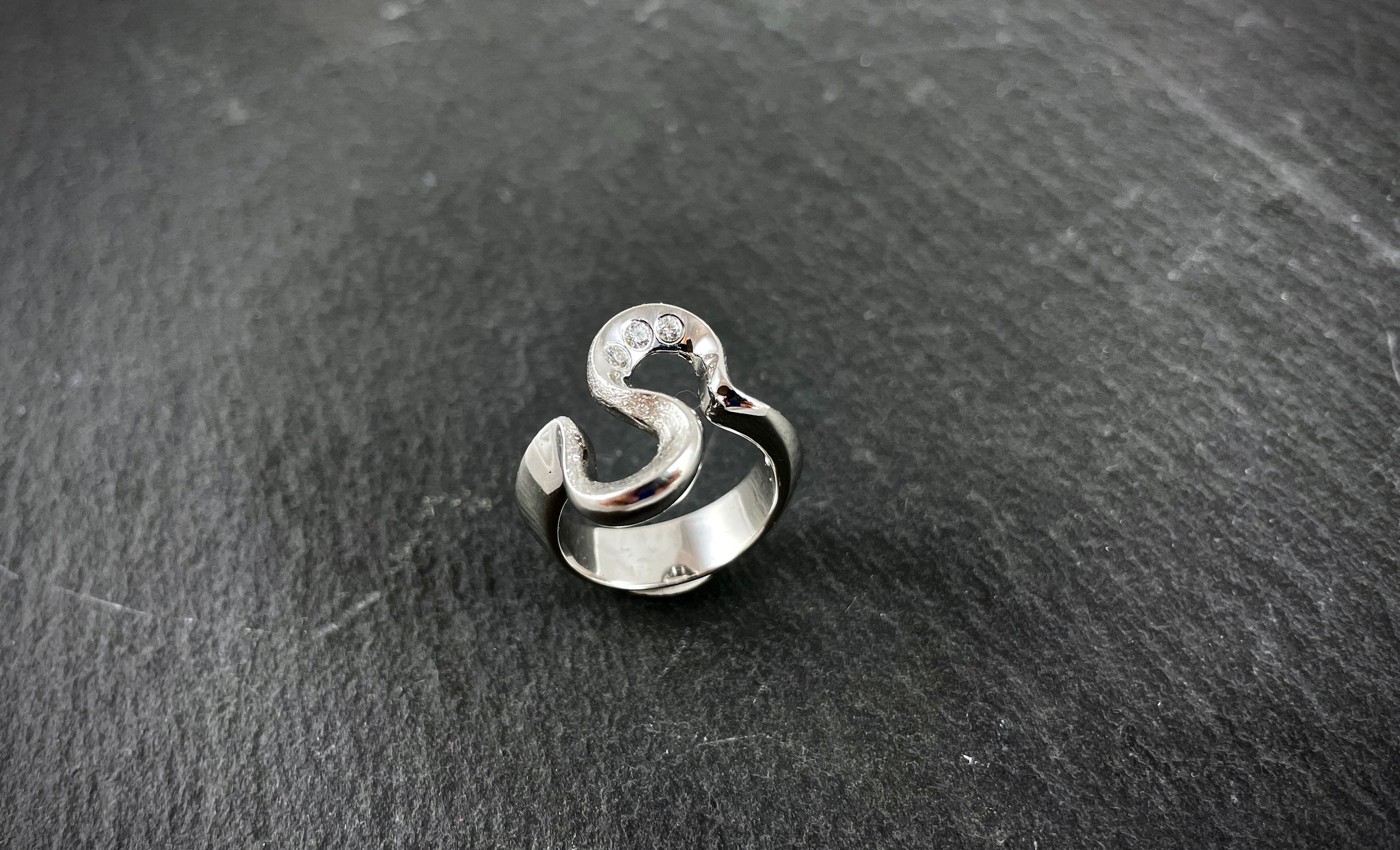 BdF - Ring breit, 925/- Sterlingsilber mit 3 Brillanten (ges. 0,08 ct): 272,- €