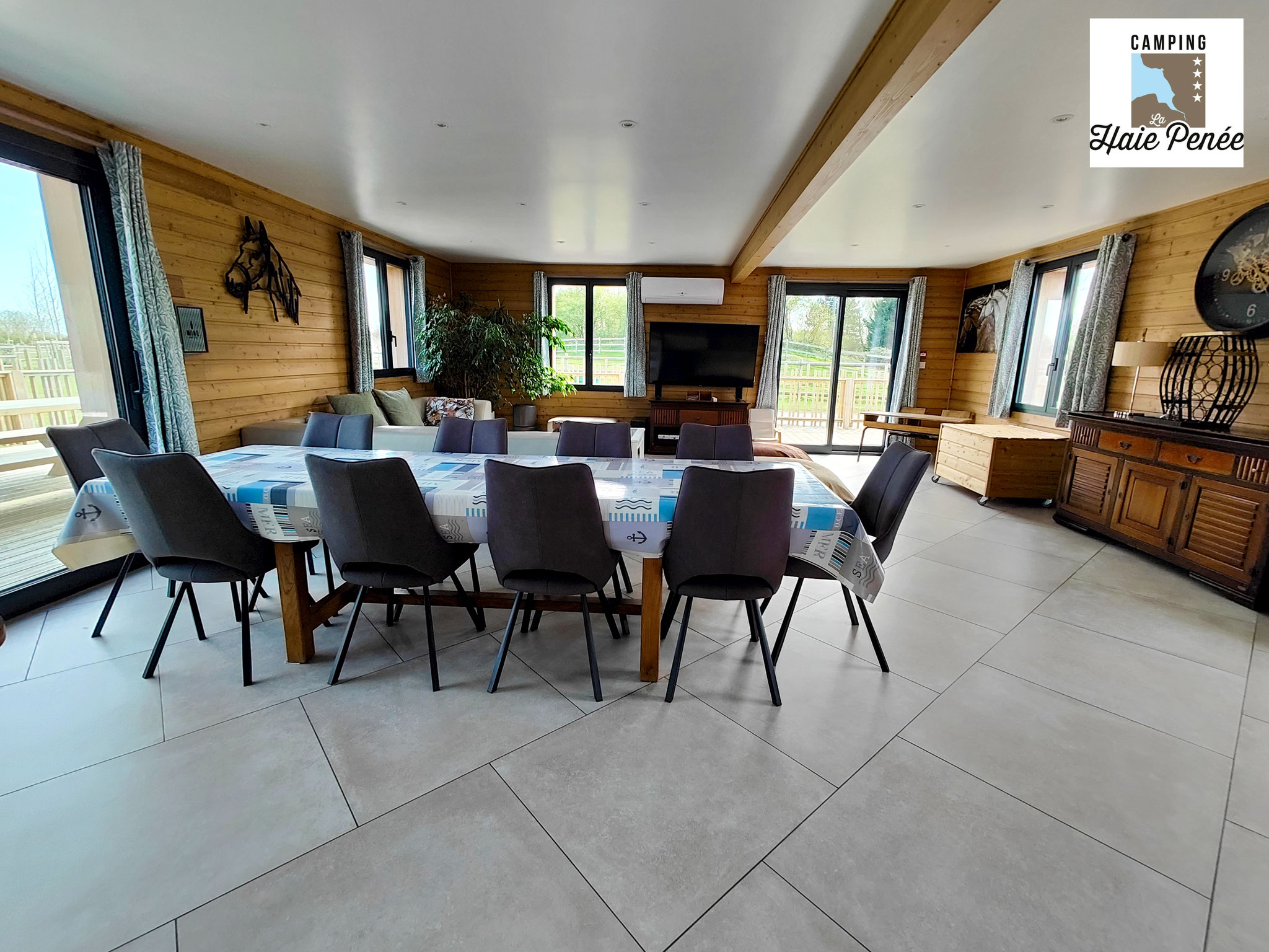 14 personnes à table