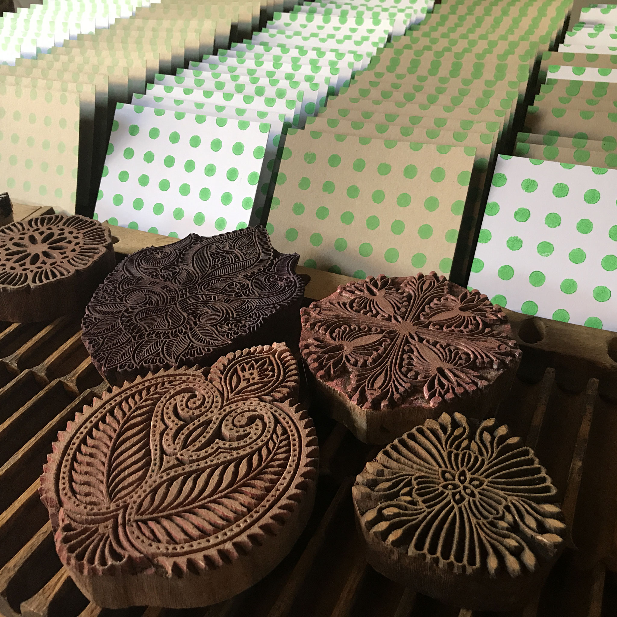 Produktion handbedruckte Postkarten mit indischen Holzstempel. Atelier Wädenswil