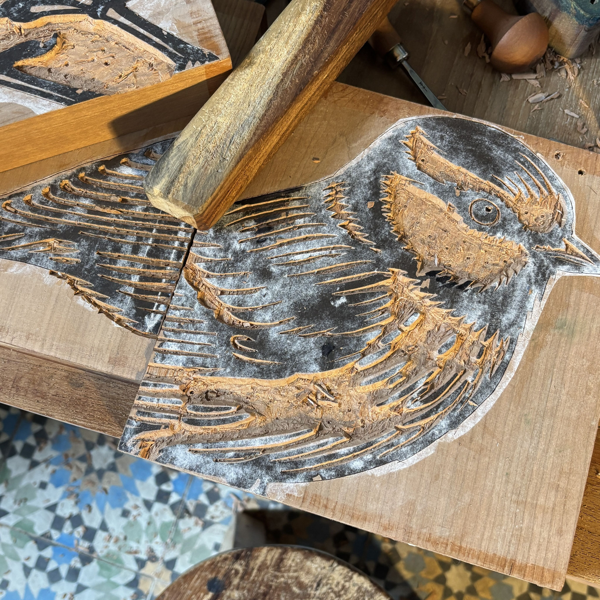  Detailarbeit beim Schnitzen eines Holzstempels für Blockprint