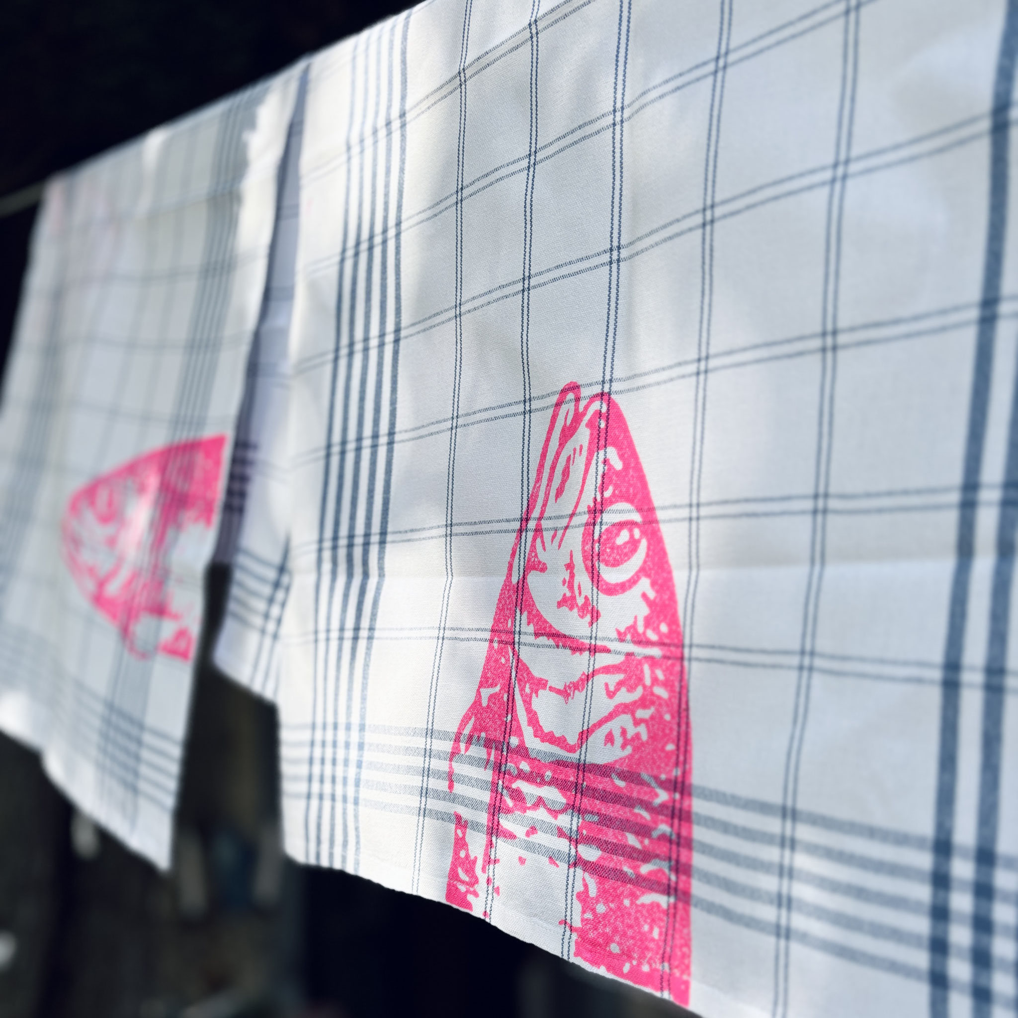 Schweizer Design trifft indische Handarbeit Blockprint. Fischdruck