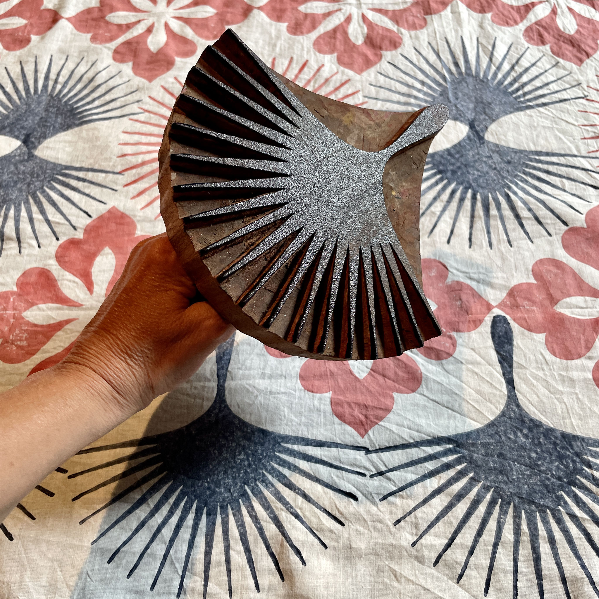 Blockprint Druckkurs Schweiz. ⁠Einzigartige Stoffmotive mit Holzstempeln.⁠ ⁠Handbedruckte Stoffe mit Blockprint-Stempeln.⁠ ⁠Handbedruckte Stoffe mit Blockprint-Stempeln.