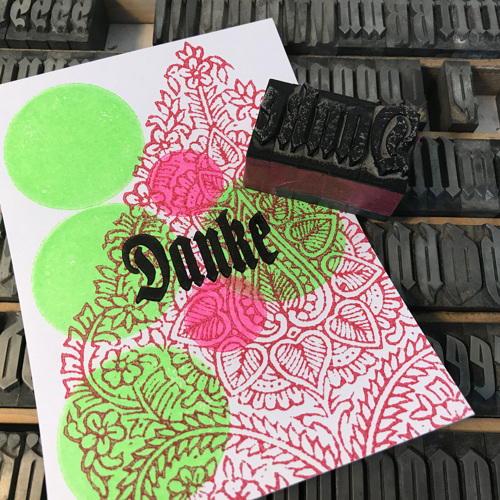 Handbedruckte Postkarten mit letterpress Bleibuchstaben