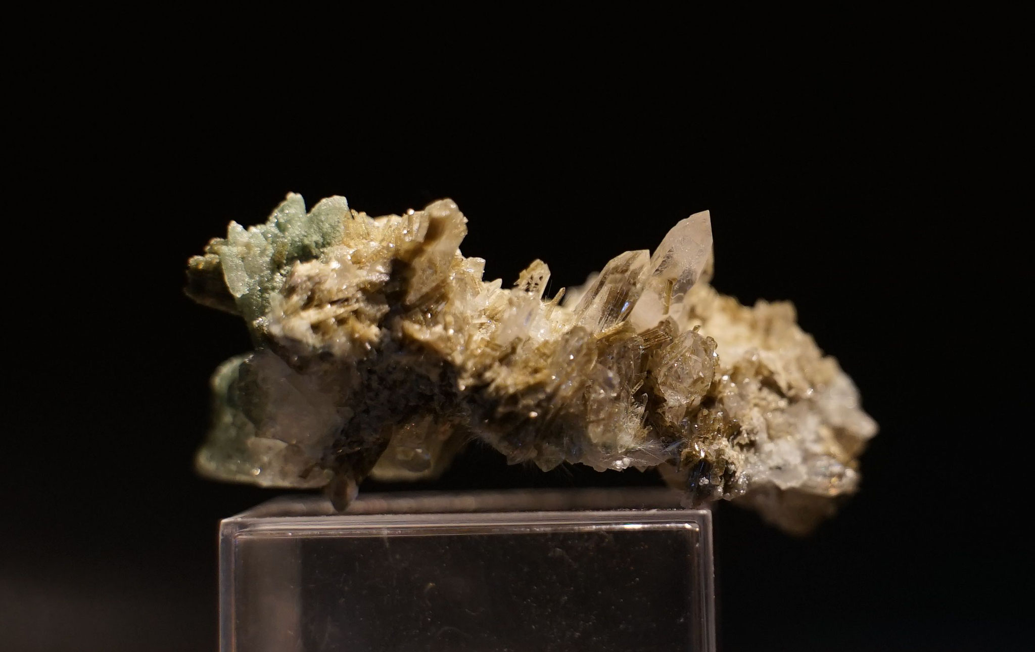 Epidote et quartz Le Bourg d'Oisans 7 cm