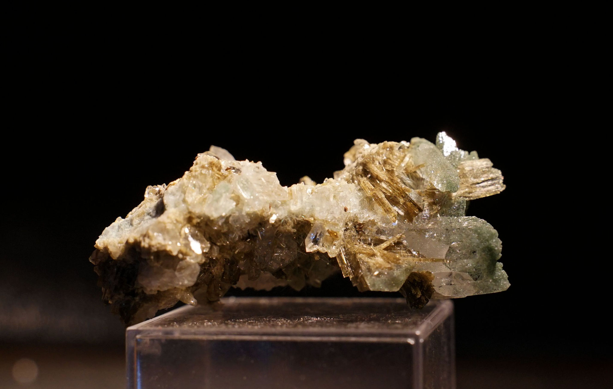 Epidote et quartz Le Bourg d'Oisans 7 cm