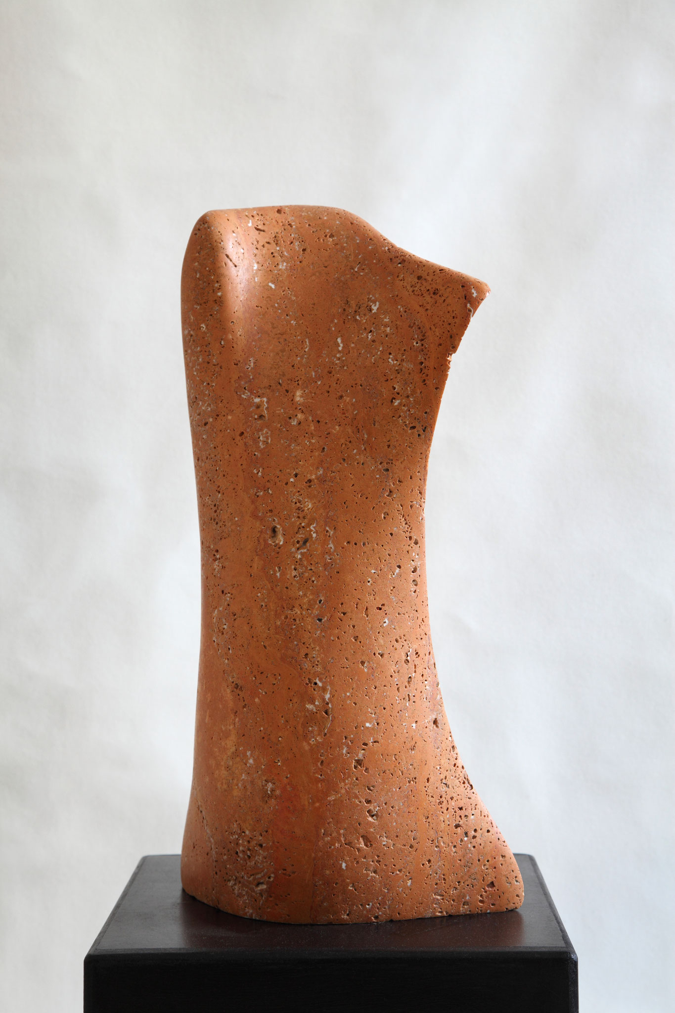 Ohne Titel. Roter Travertin. 2014