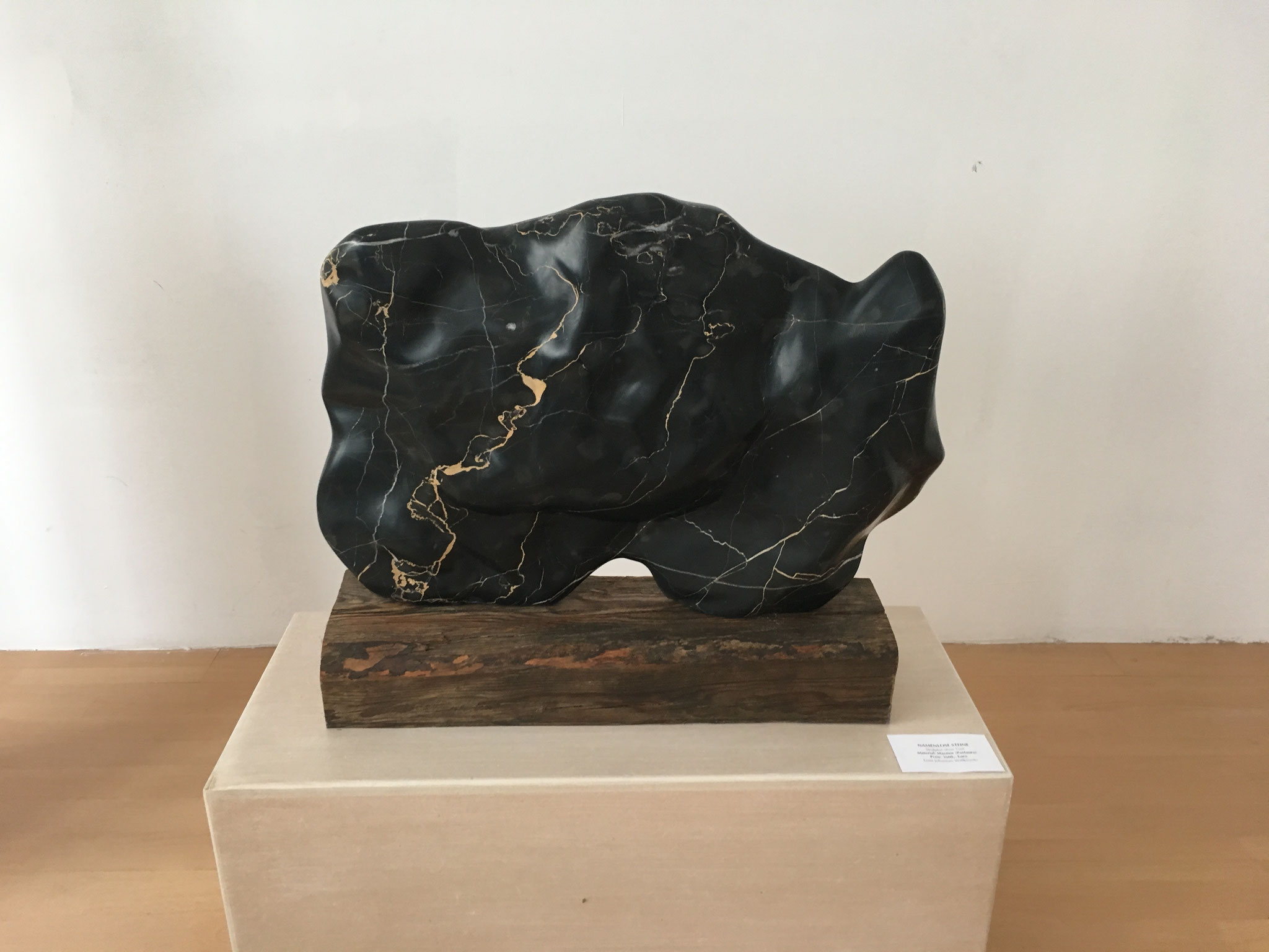 Ohne Titel. Marmor Portoro. 2016 Privatbesitz