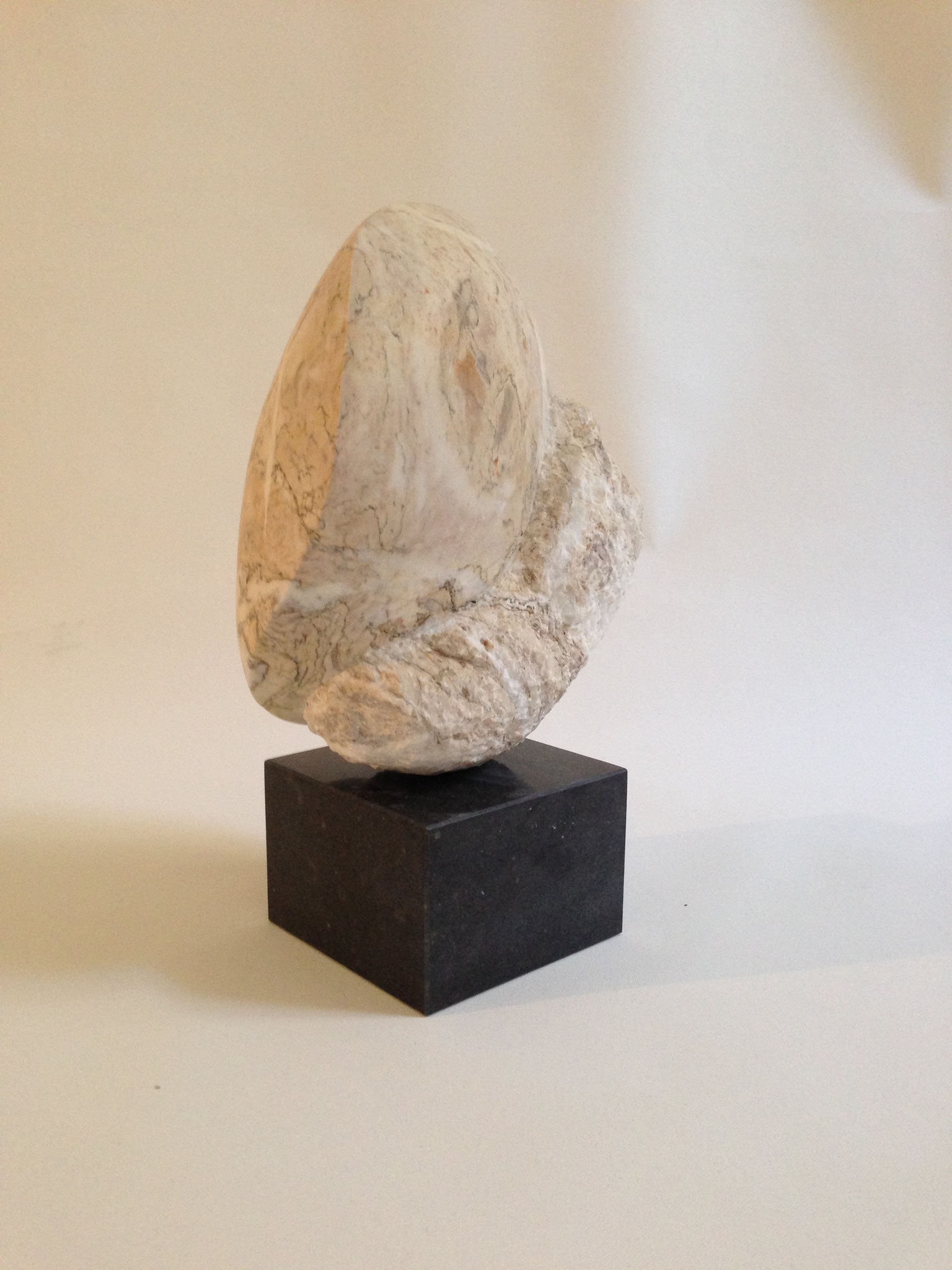 Ohne Titel. Gelber Marmor. 2016. Privatbesitz