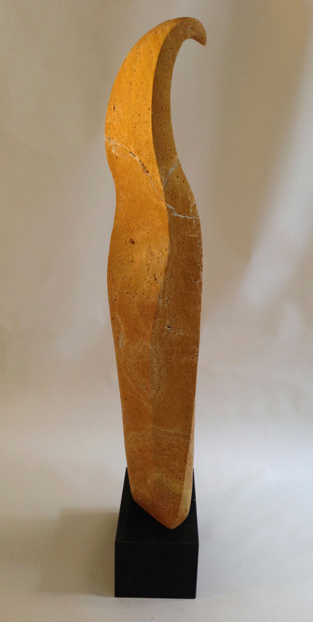 Ohne Titel. Gelber Travertin. 2015. Privatbesitz