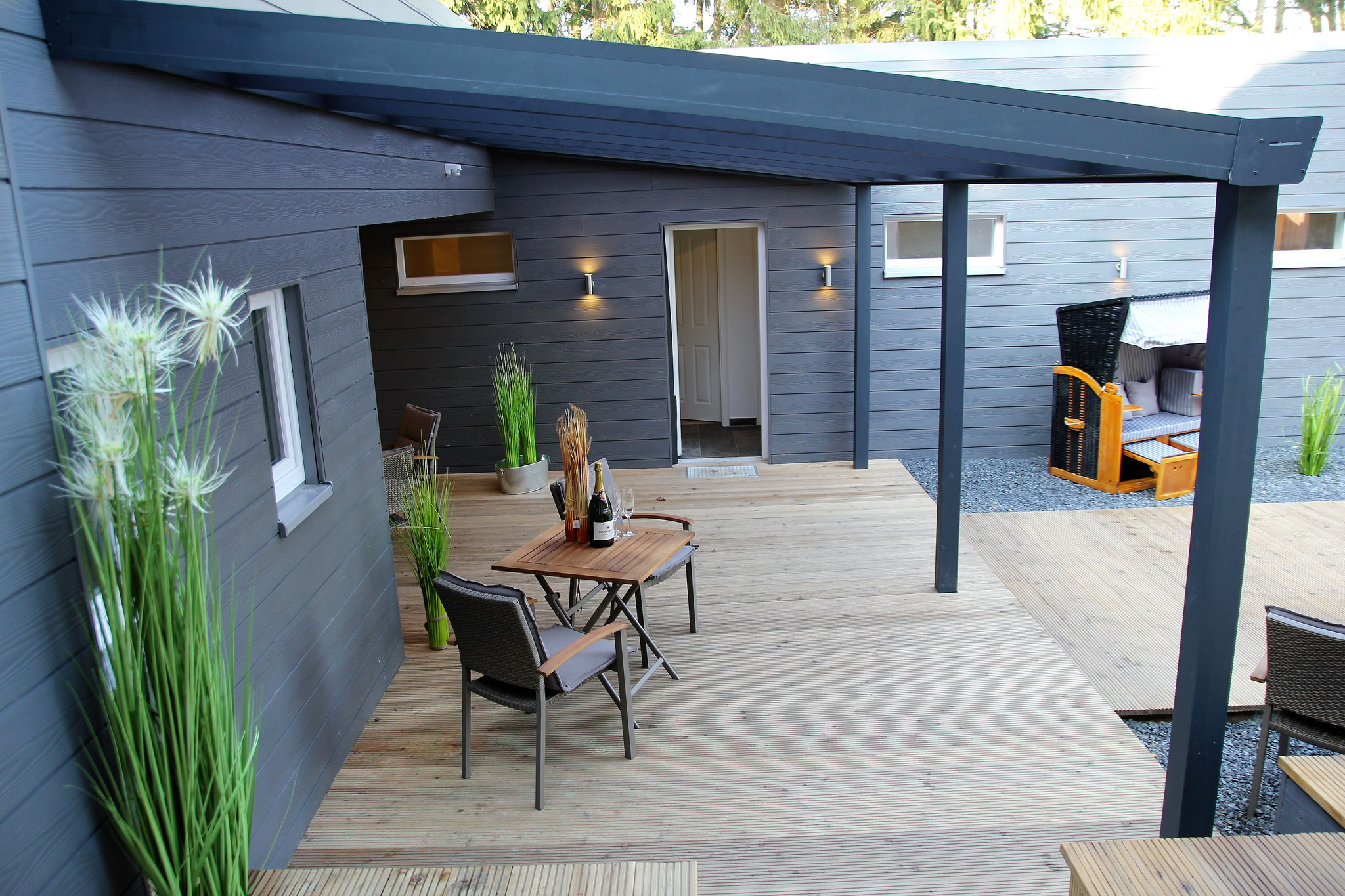 Blick auf Terrasse und Bungalow