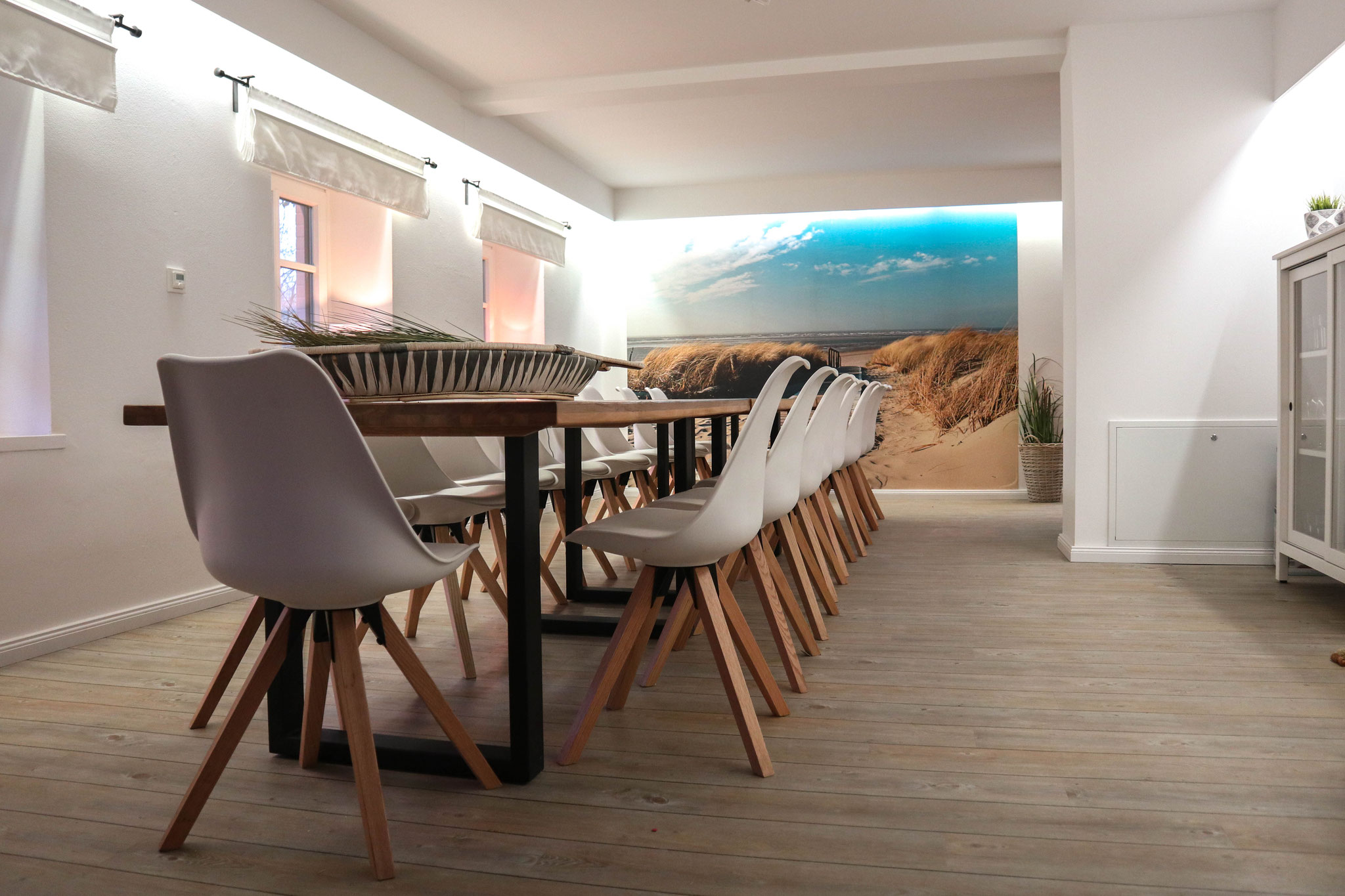 Der lange Esszimmertisch (5,40 m für 24 Personen)