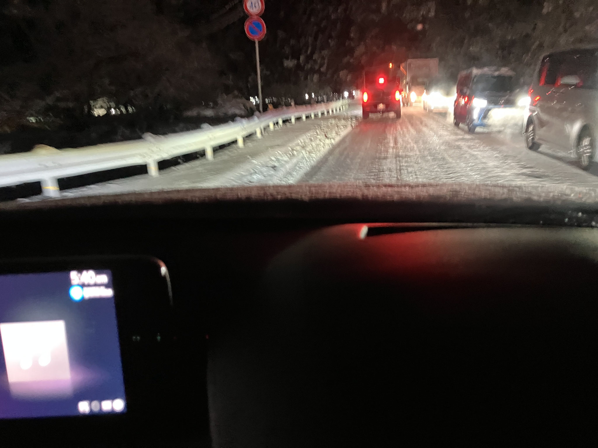 スタック車の後方では渋滞が始まったばかり！