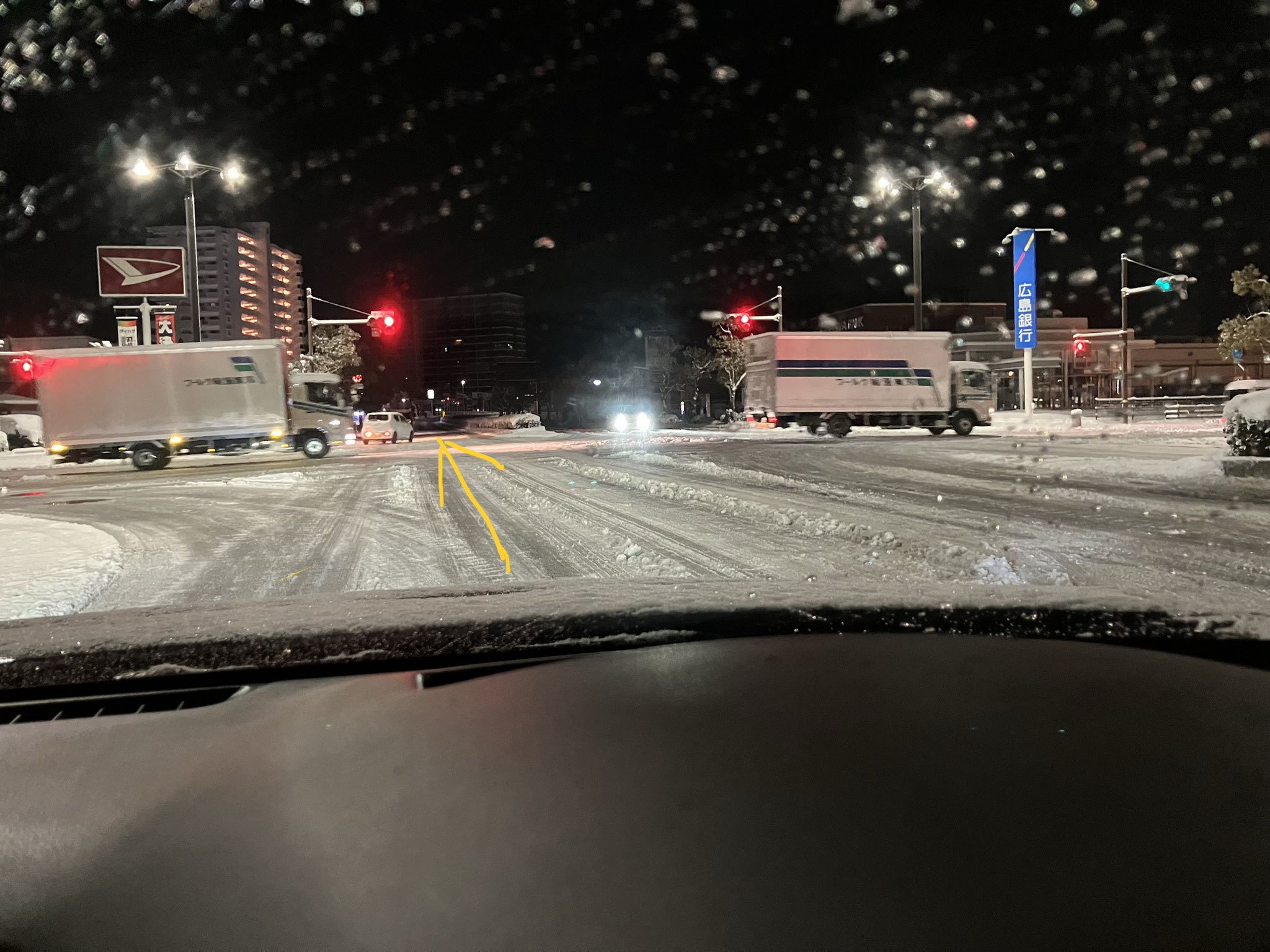 西風新都交差点にて、新しい道路完成でトラックは左から右へ多い！