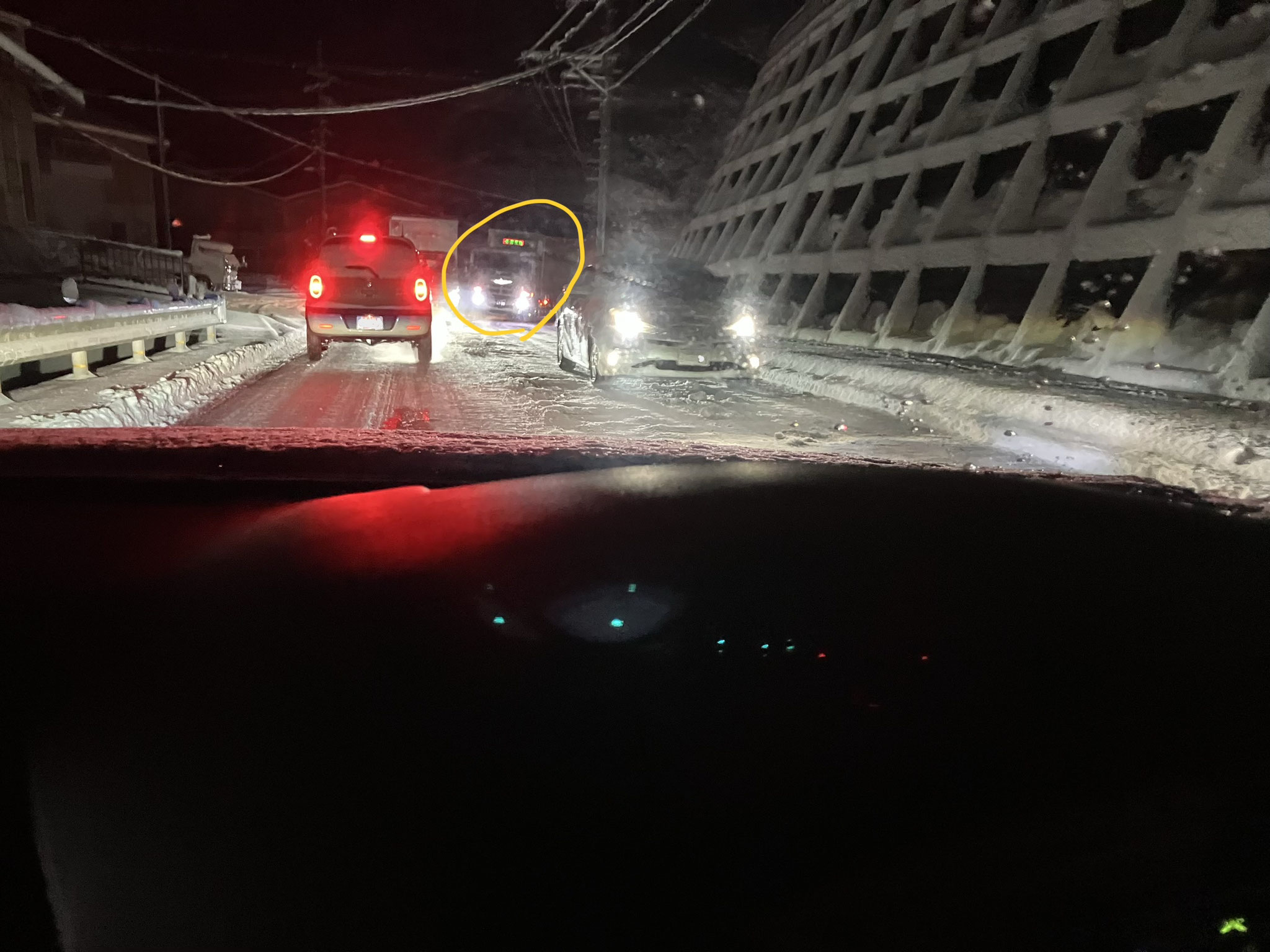 対向車の見えずらい下り坂カーブにて、上り車線で大型車スタック！