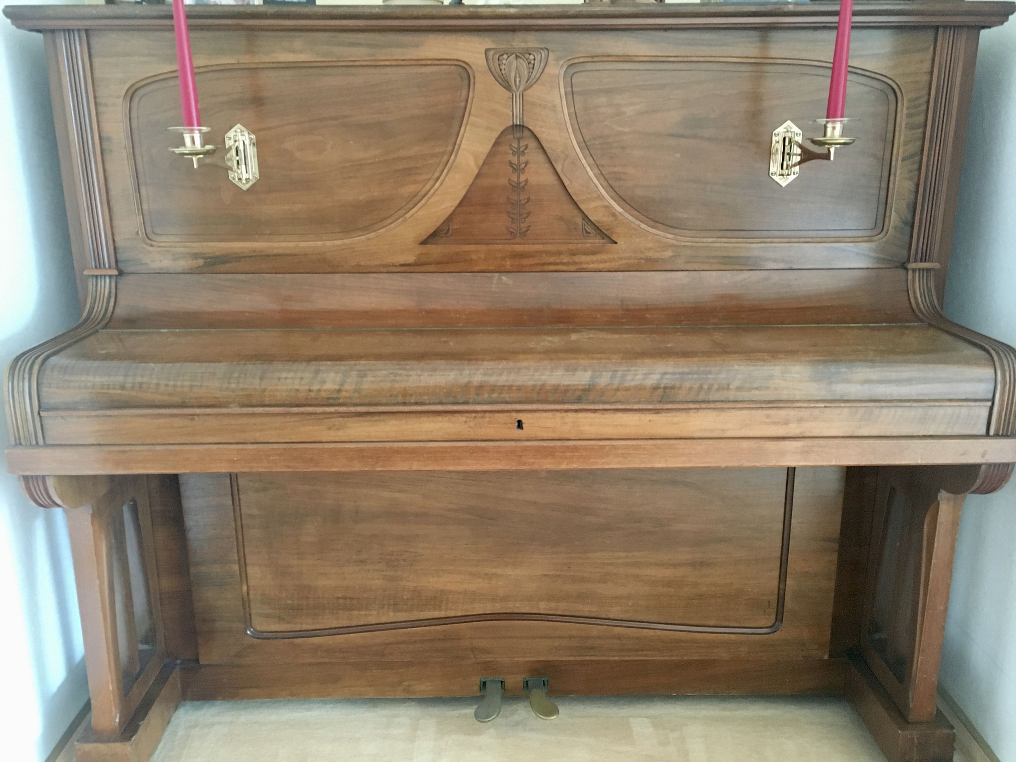 Vor dem Umbau: Das schöne Klavier passt perfekt an seinen Platz. Die wertvollen Kerzenhalter wurden bereits restauriert.