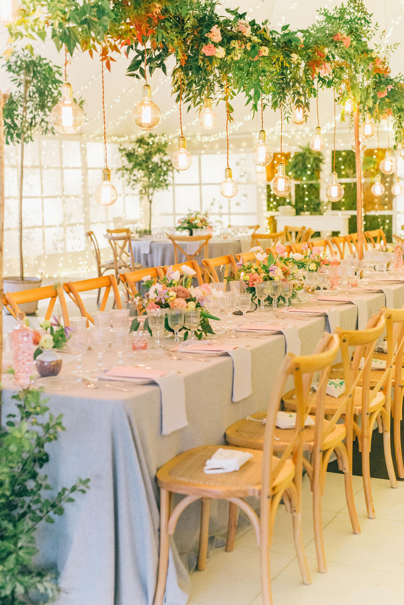 Romantique : Lumières féériques, bougies, fleurs en abondance - Couleurs : rose pâle, blanc, argent