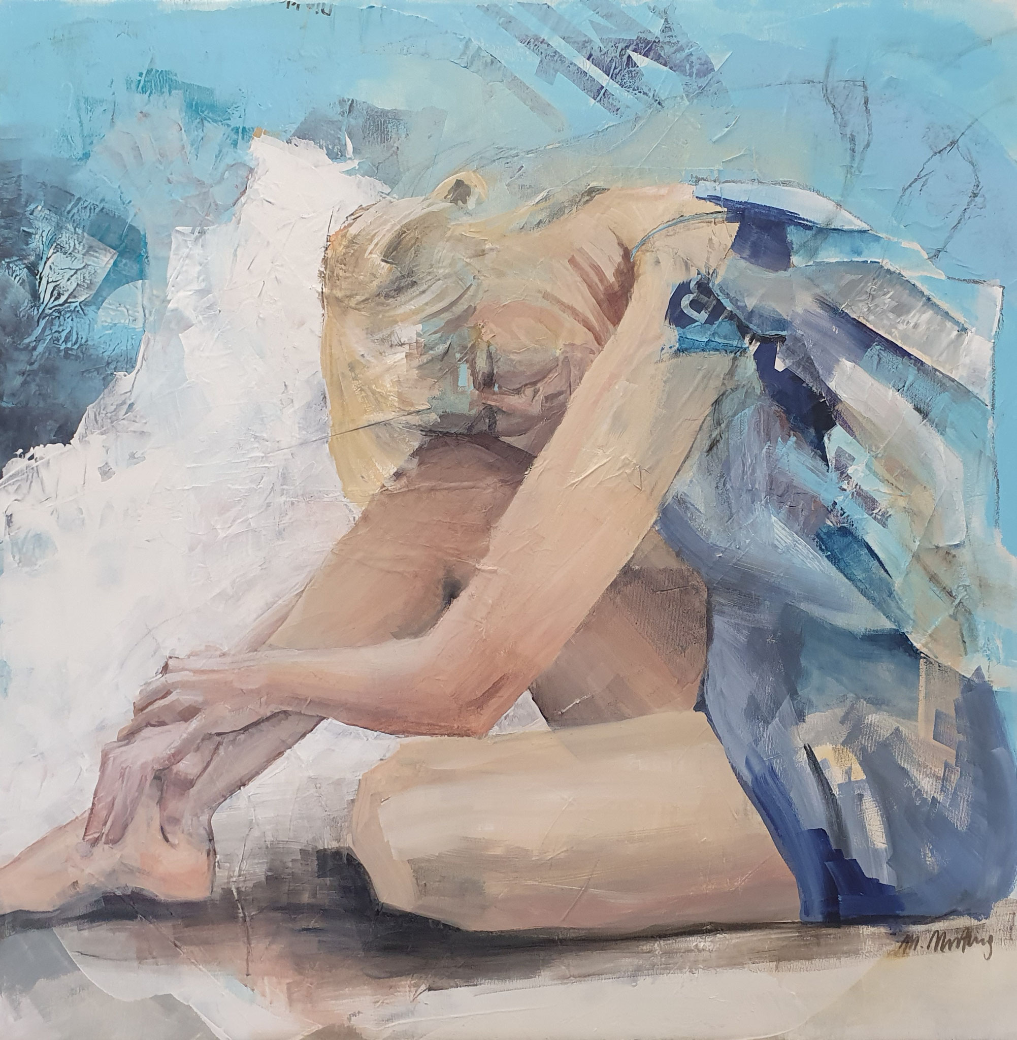 Figuratives Gemälde "Wings", Mixed Media auf Leinwand (90x90 cm). Sitzende, kauernde Person mit flügelartigen Elementen auf dem Rücken vor hellblauem Hintergrund.