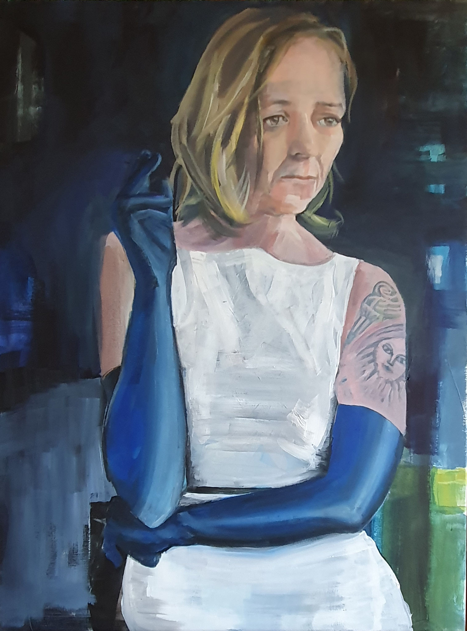 Figuratives Gemälde "The Tattooed Lady", Mixed Media auf Leinwand (80x60 cm). Porträt einer Frau im weißen Kleid mit langen blauen Handschuhen und Armtätowierung. 