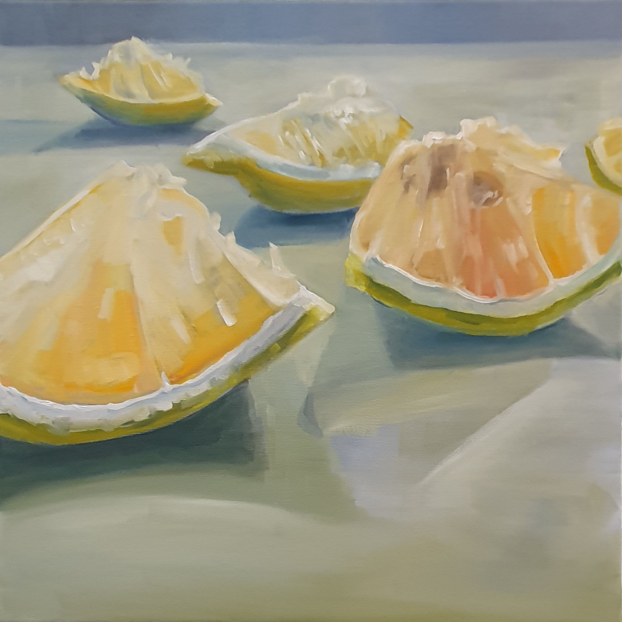 Modernes Stillleben "Lemons", Öl auf Leinwand (50x50 cm). Mehrere aufgeschnittene Zitronenstücke auf einer hellblauen Oberfläche.