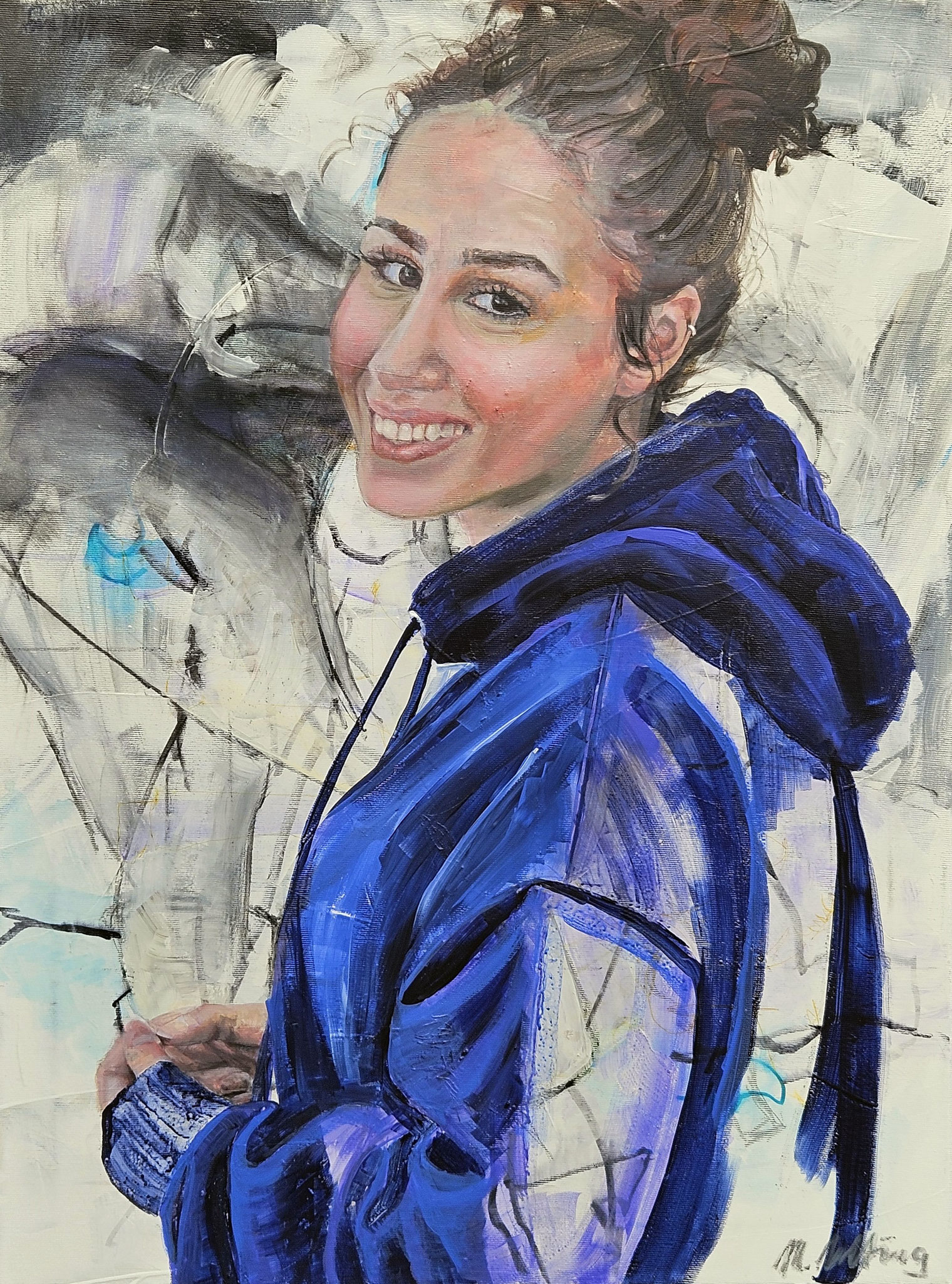 Figuratives Gemälde "Ceyda", Mixed Media auf Leinwand (80x60 cm). Porträt einer lächelnden, jungen Frau mit hochgesteckten Haaren in einer blauen Kapuzenjacke.